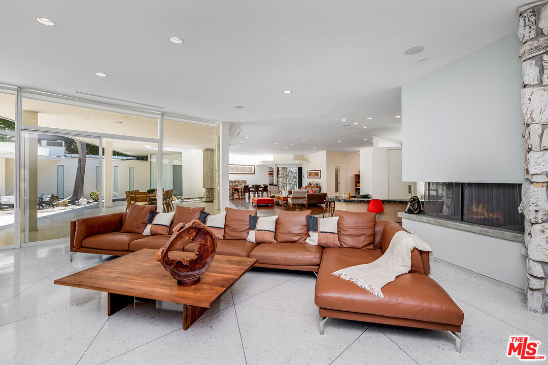 Beverly Hills, California, 90210, United States, 7 Bedrooms Bedrooms, ,2 BathroomsBathrooms,Residential,For Sale,1896171