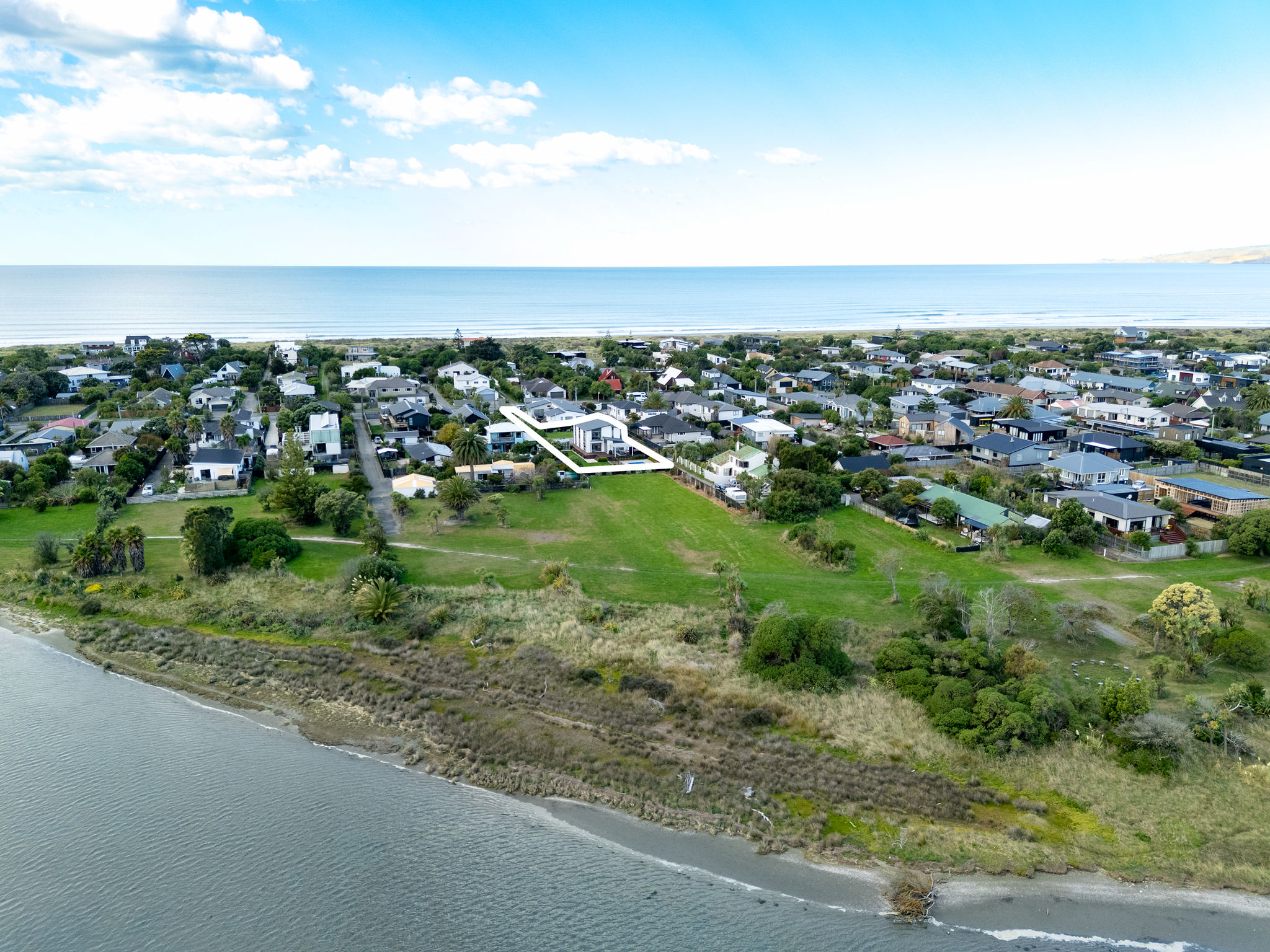  Space, Scale and a Front Row Estuary Setting - 物件實景