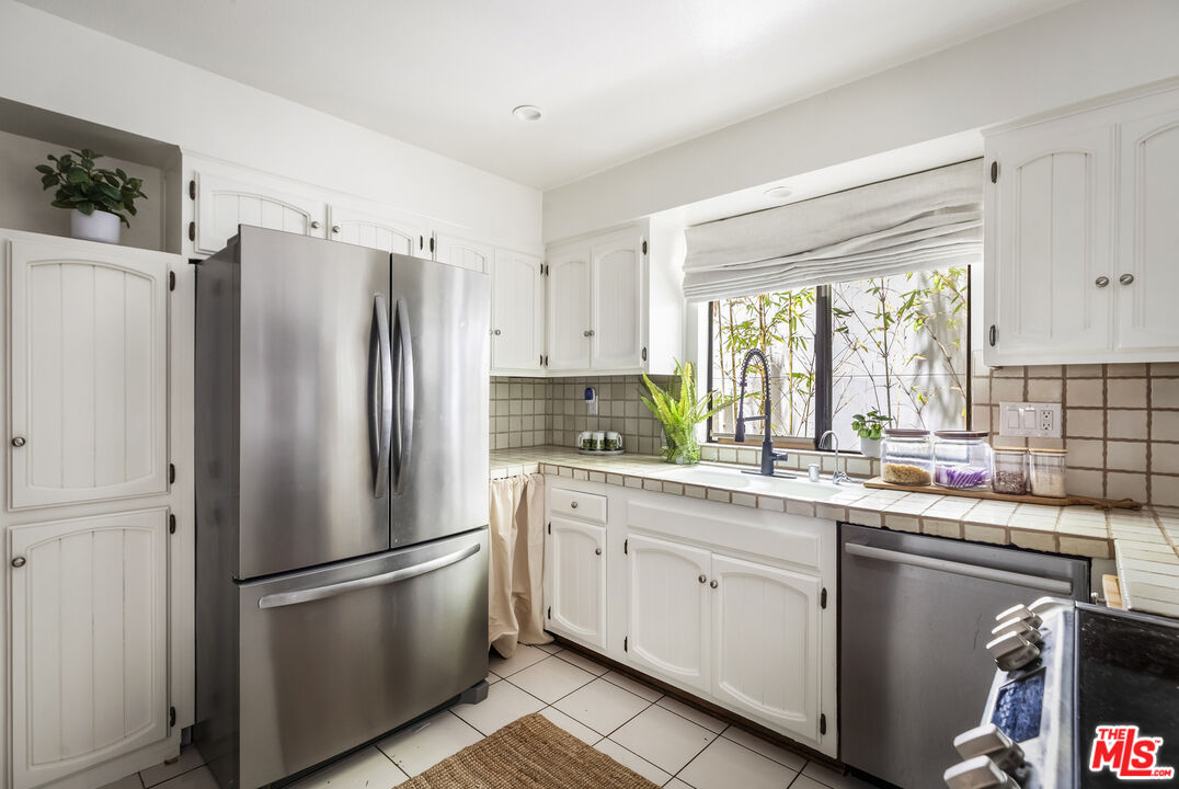 Los Angeles, California, 90025, United States, 3 Bedrooms Bedrooms, ,3 BathroomsBathrooms,Residential,For Sale,1987616