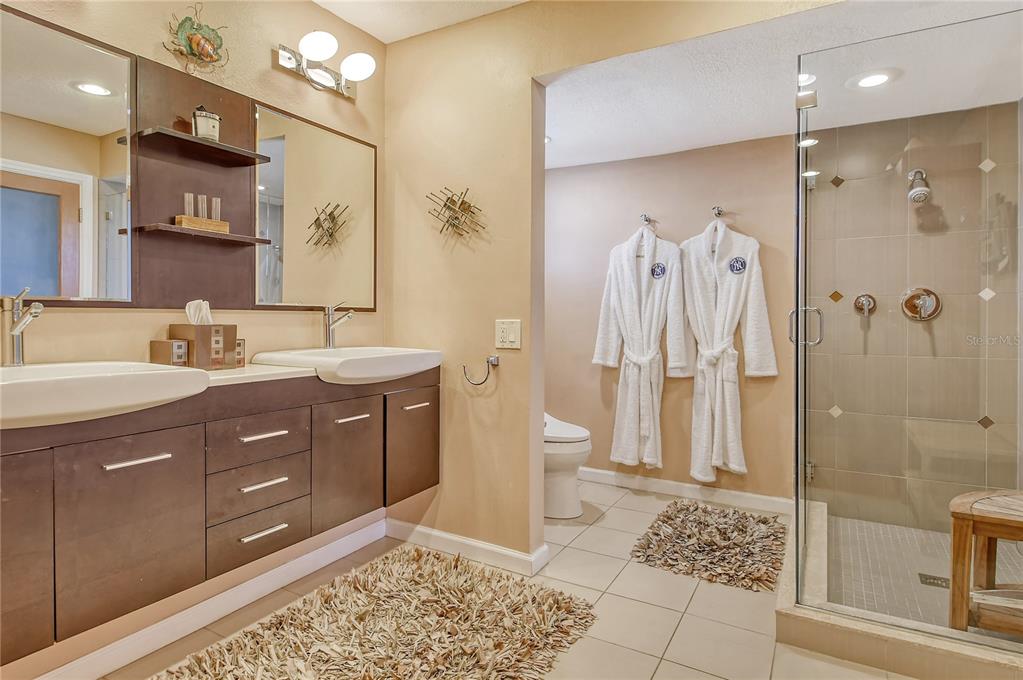Longboat Key, Florida, 34228, United States, 2 Bedrooms Bedrooms, ,2 BathroomsBathrooms,Residential,For Sale,1857788