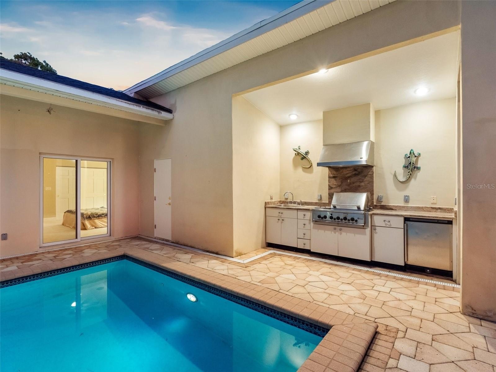 CLEARWATER BEACH, Florida, 33767, United States, 3 Bedrooms Bedrooms, ,3 BathroomsBathrooms,Residential,For Sale,1979132