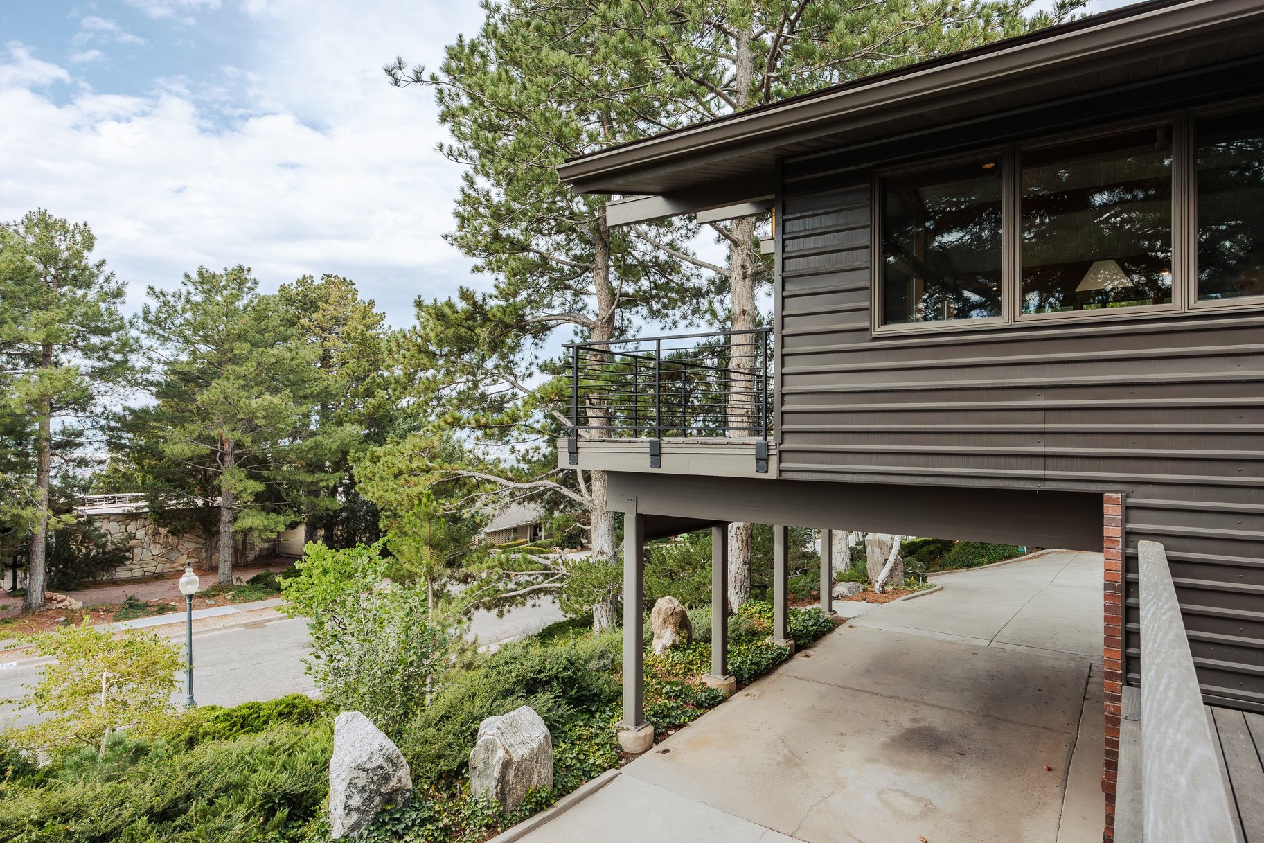  In the Tree Midcentury Modern Backing up to Shoreline Trail - 物件實景