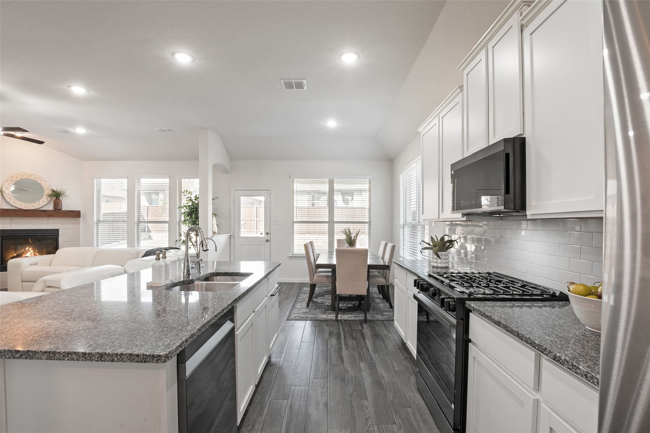 Little Elm, Texas, 75068, United States, 4 Bedrooms Bedrooms, ,4 BathroomsBathrooms,Residential,For Sale,1990975