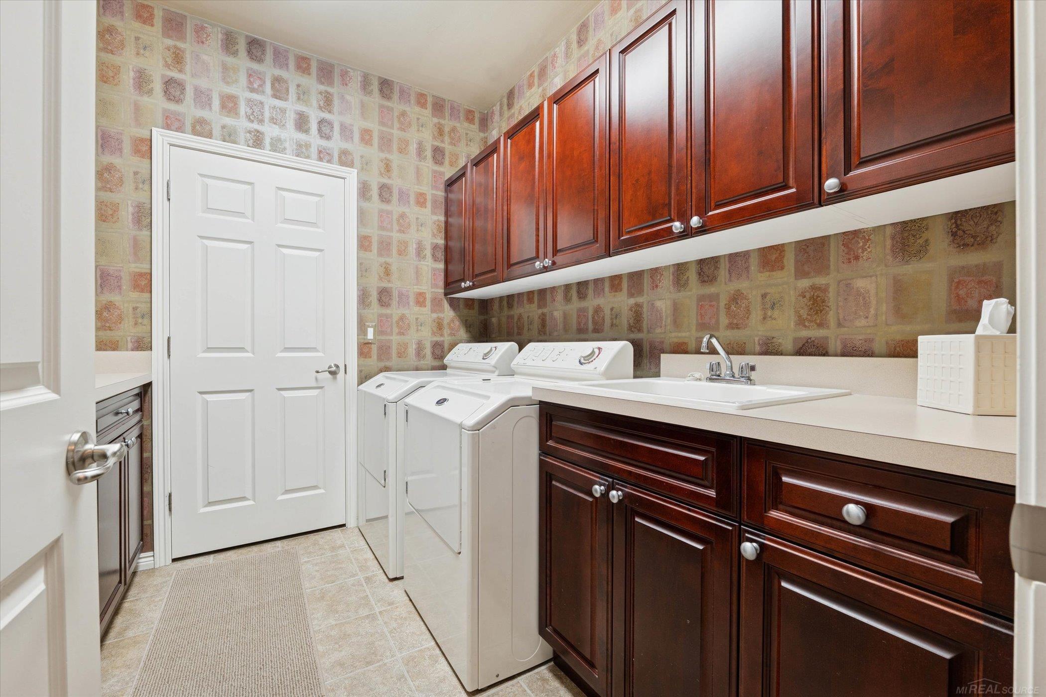 Oakland Twp, Michigan, 48306, United States, 2 Bedrooms Bedrooms, ,4 BathroomsBathrooms,Residential,For Sale,1984320