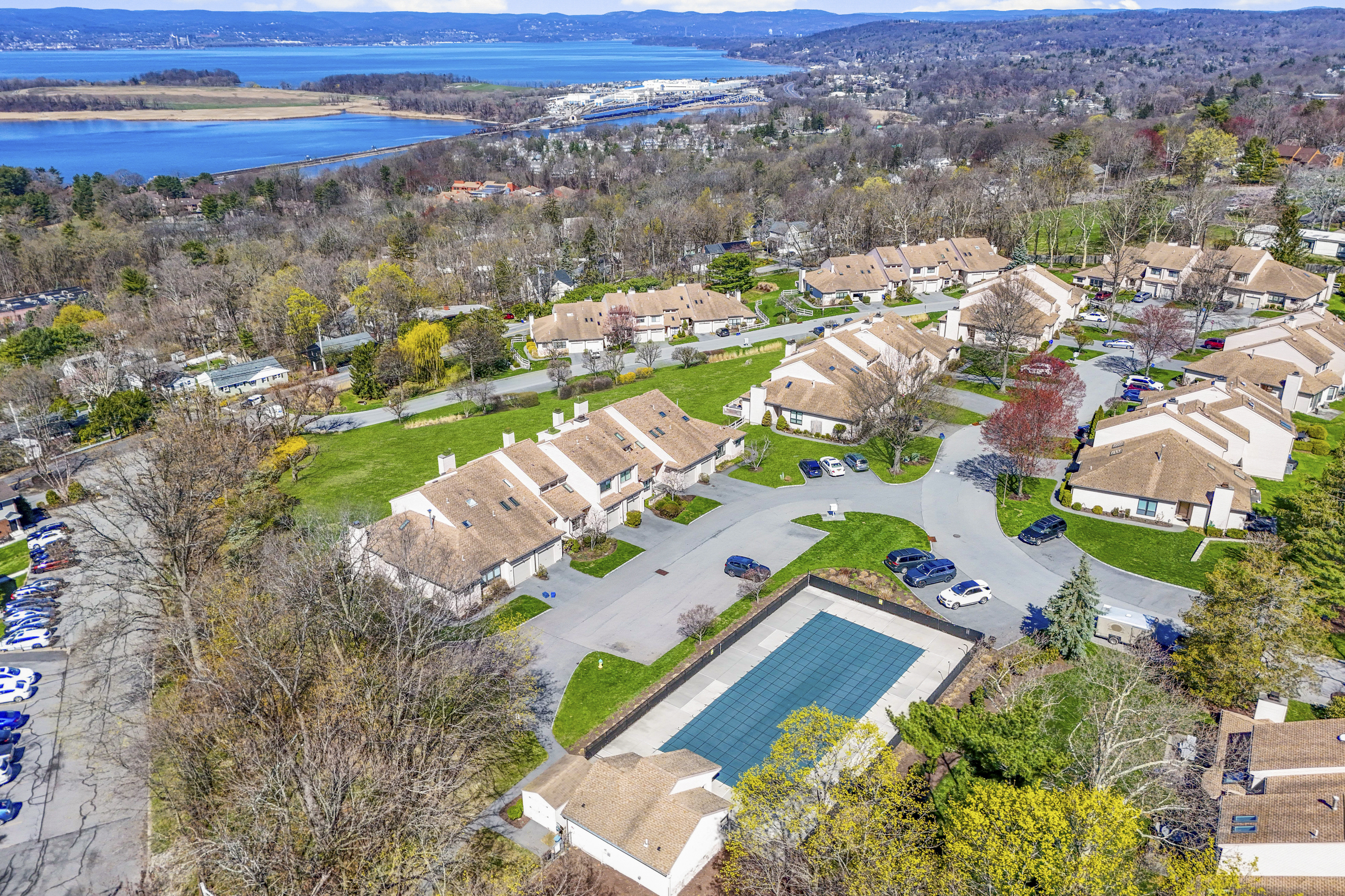  Water Views in Hudson Watch - 物件實景