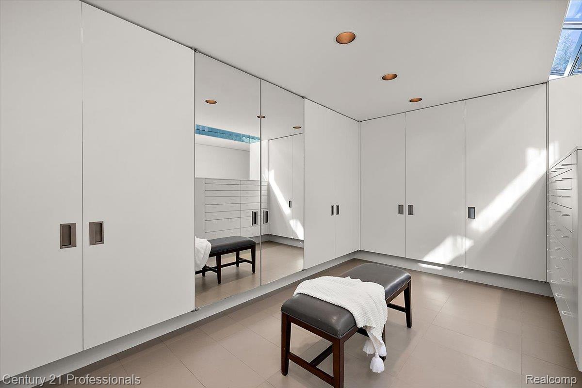 BloomfieldHills, Michigan, 48301, United States, 4 Bedrooms Bedrooms, ,5 BathroomsBathrooms,Residential,For Sale,1996516