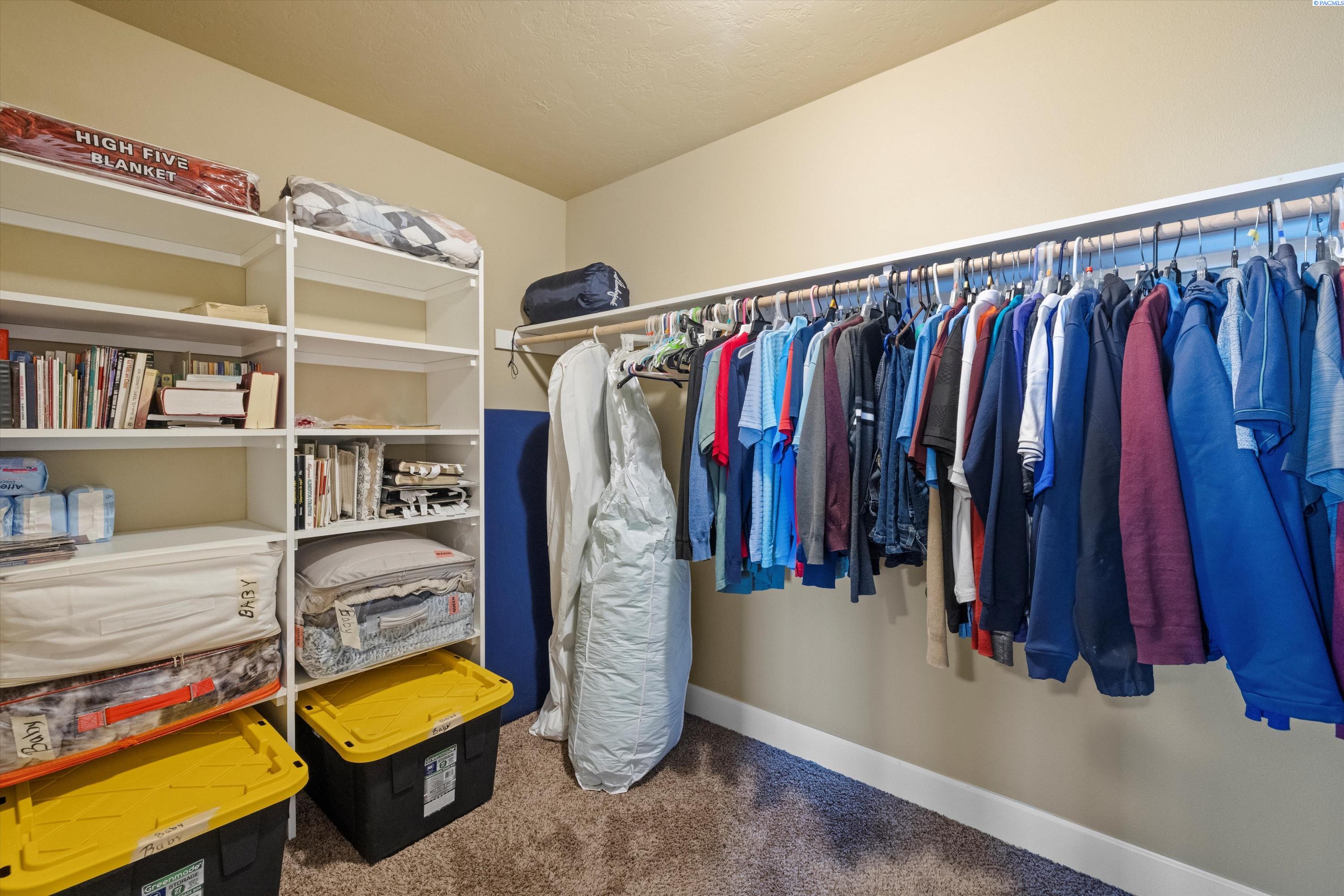 Pasco, Washington, 99301, United States, 6 Bedrooms Bedrooms, ,3 BathroomsBathrooms,Residential,For Sale,1705184