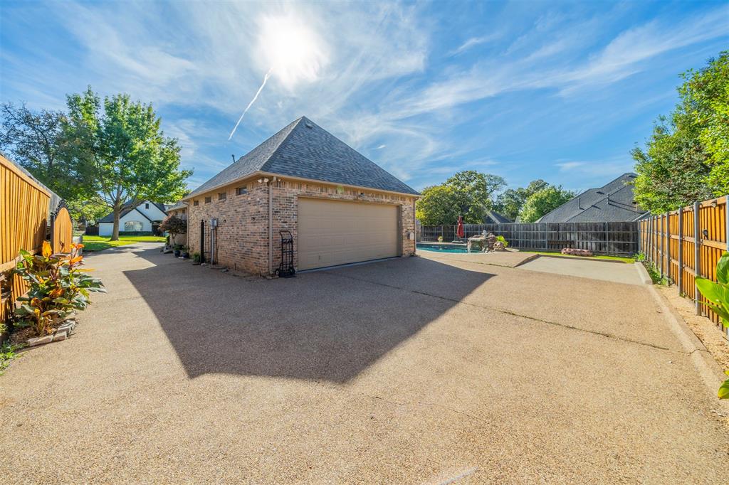 Arlington, Texas, 76017, United States, 4 Bedrooms Bedrooms, ,5 BathroomsBathrooms,Residential,For Sale,1982426