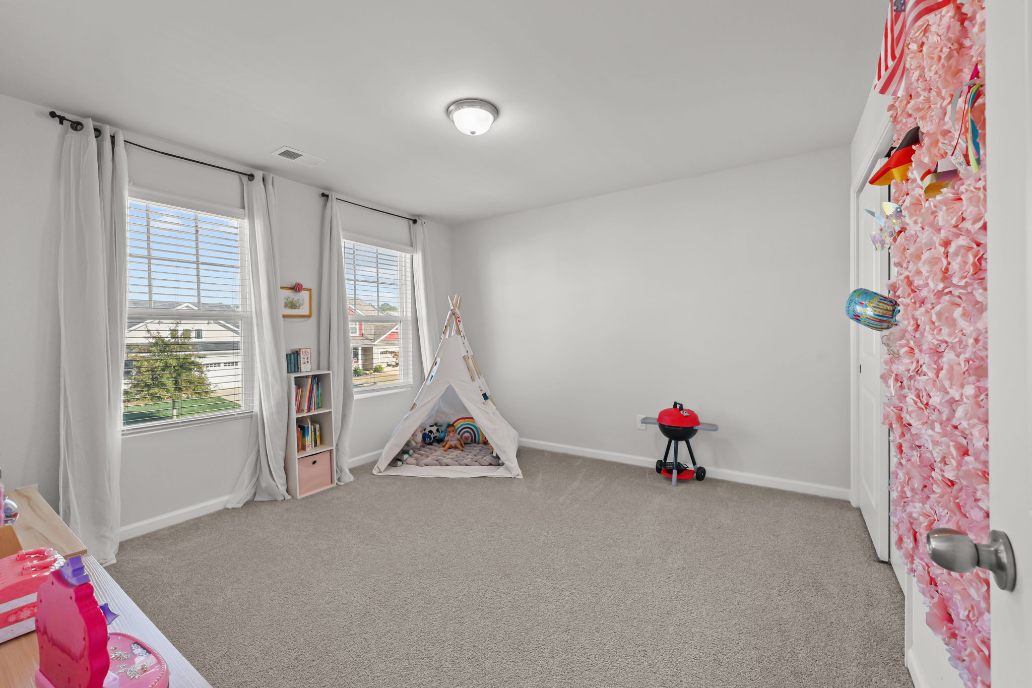 Charlotte, North Carolina, 28269, United States, 5 Bedrooms Bedrooms, ,3 BathroomsBathrooms,Residential,For Sale,1993856