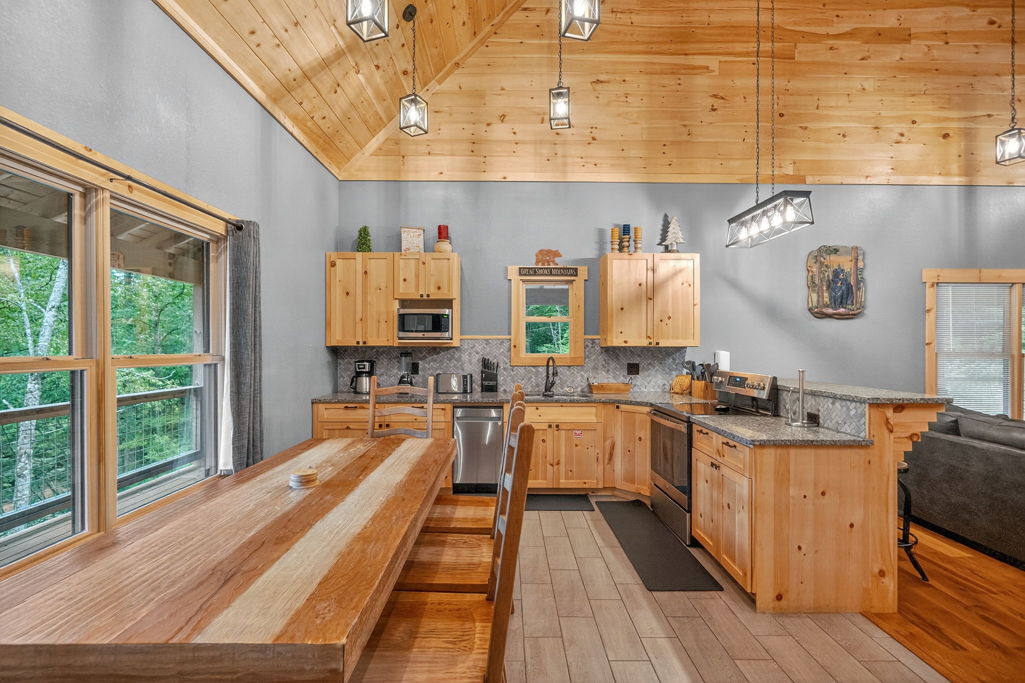 Sevierville, Tennessee, 37862, United States, 4 Bedrooms Bedrooms, ,6 BathroomsBathrooms,Residential,For Sale,1982838