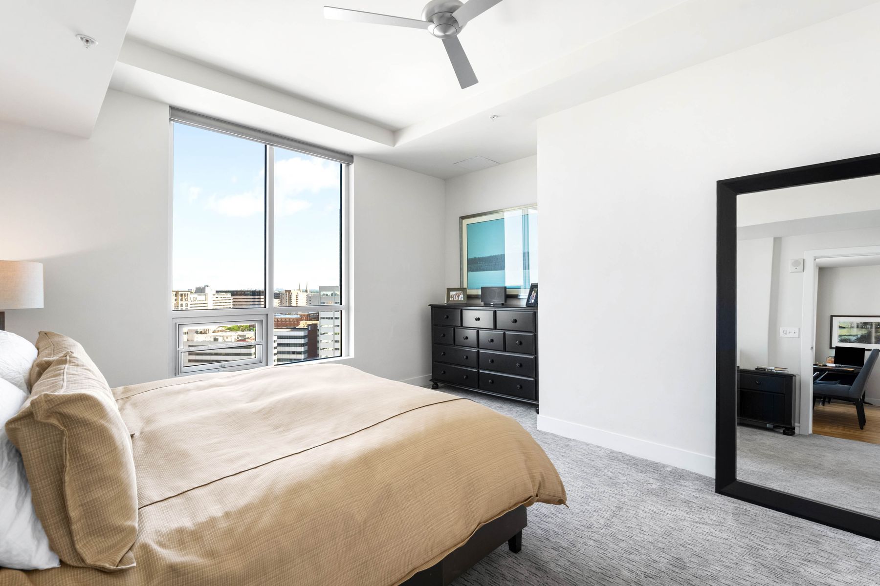  Two Parking Spaces and One of Largest Living/Dining Spaces Downtown - 物件實景