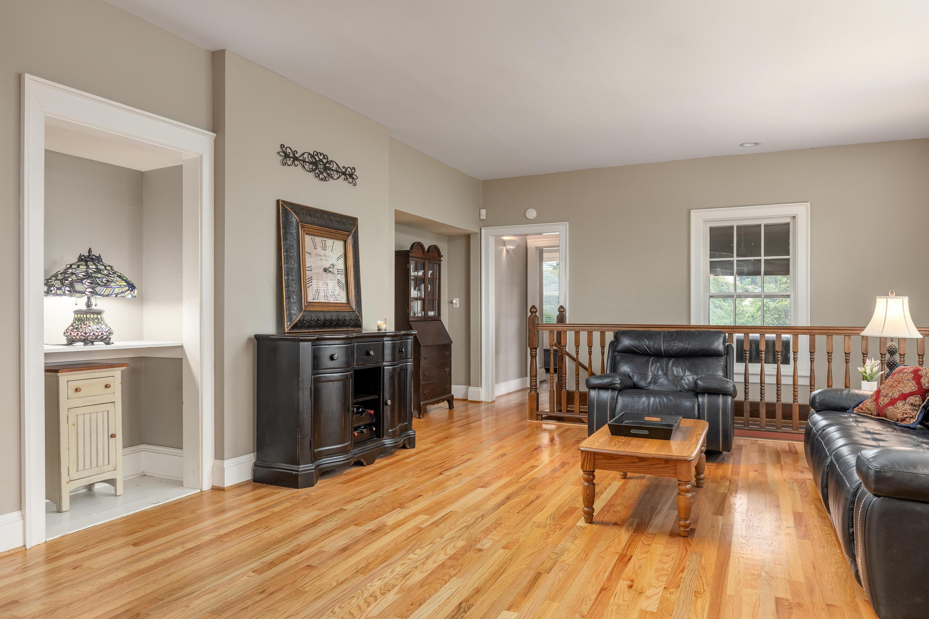 Chattanooga, Tennessee, 37404, United States, 5 Bedrooms Bedrooms, ,4 BathroomsBathrooms,Residential,For Sale,1885832