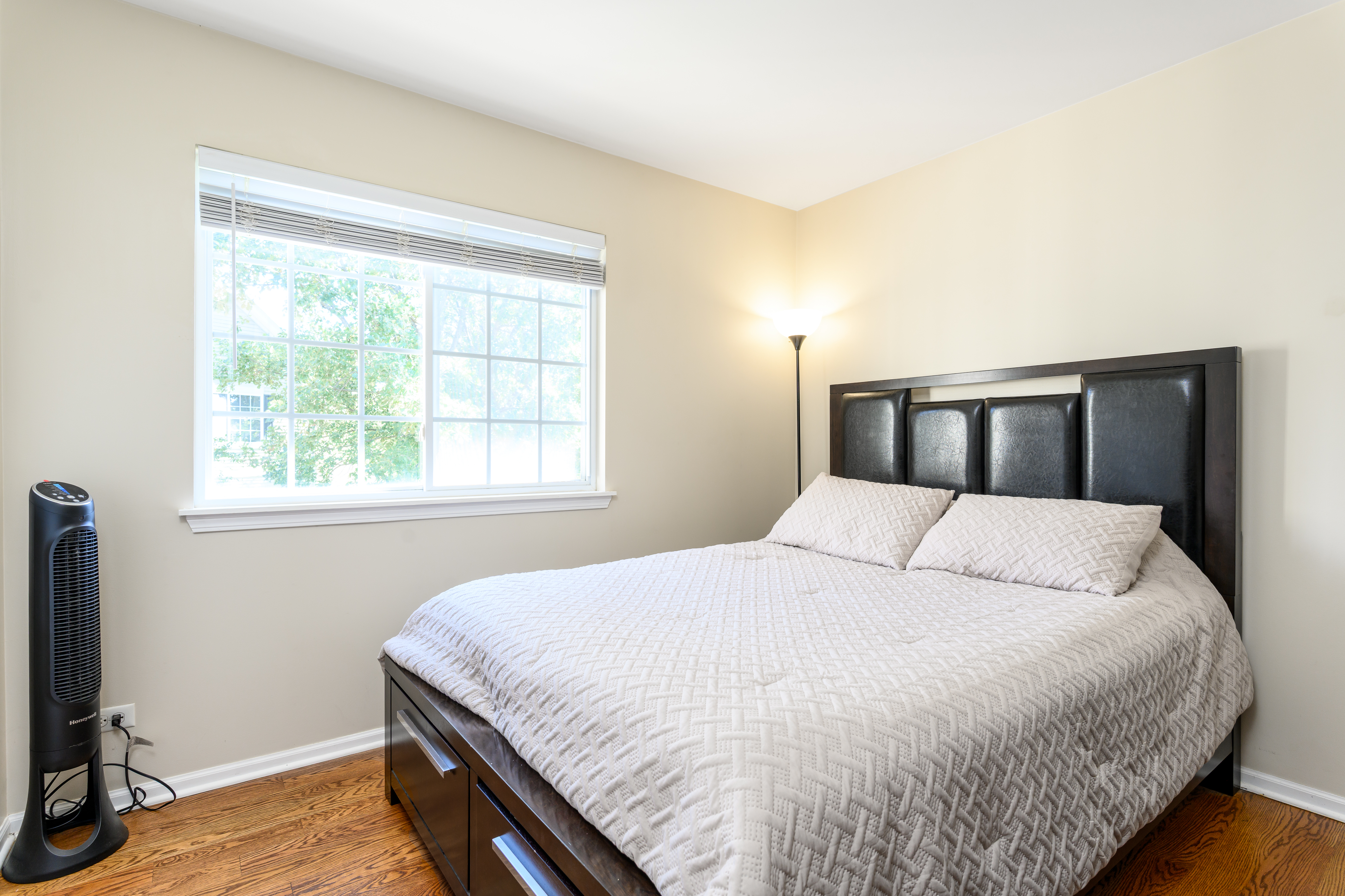  Bright and Spacious Corner Home with Fully Finished Basement - 物件實景