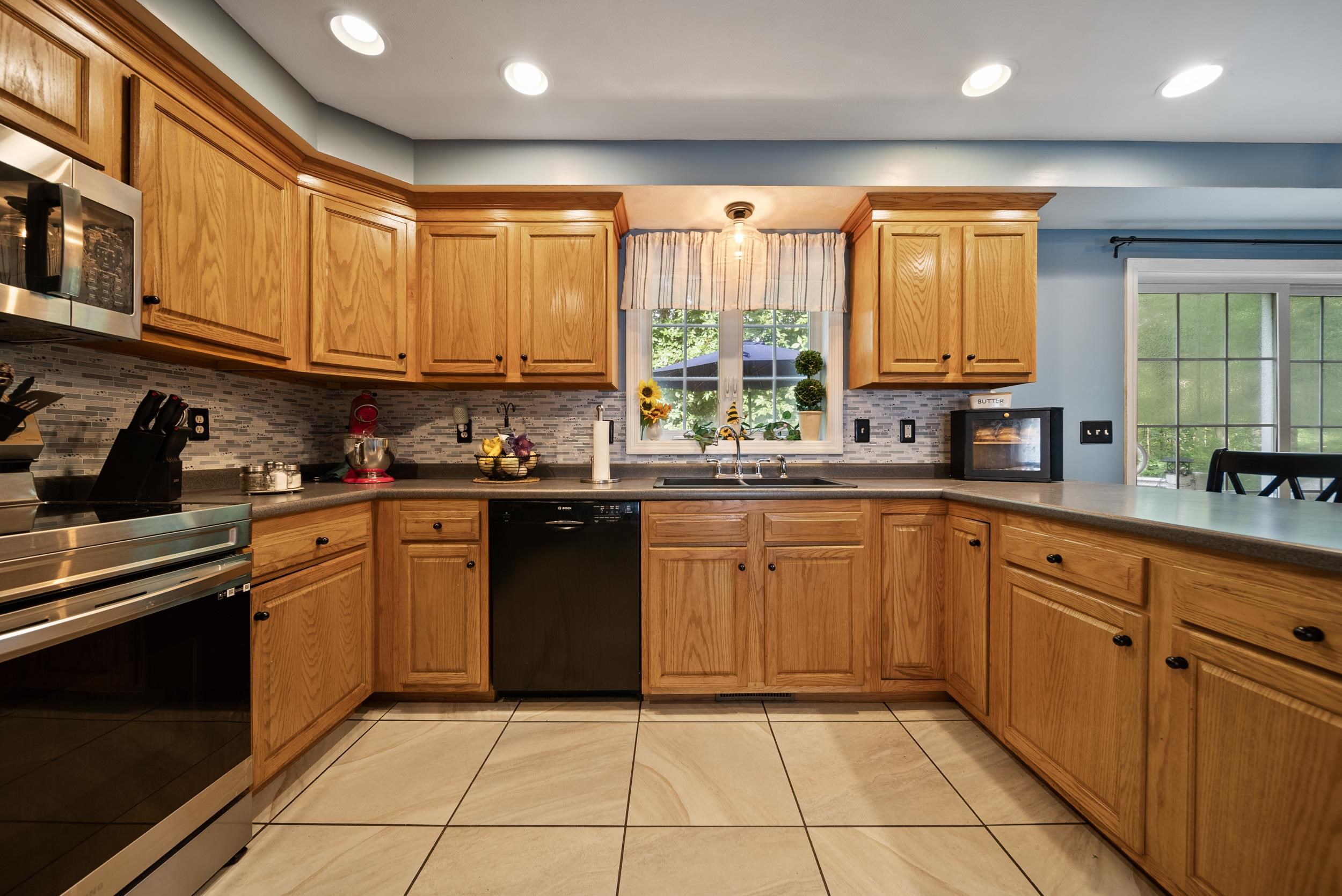 Derry, New Hampshire, 03038, United States, 3 Bedrooms Bedrooms, ,3 BathroomsBathrooms,Residential,For Sale,1885633
