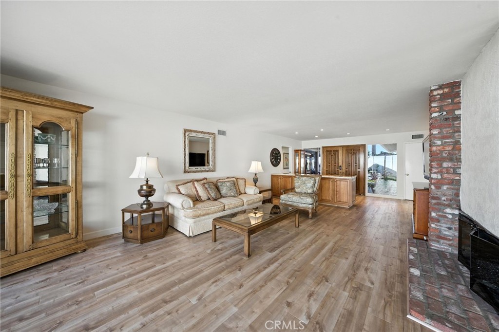Huntington Beach, California, 92649, United States, 3 Bedrooms Bedrooms, ,2 BathroomsBathrooms,Residential,For Sale,1901956