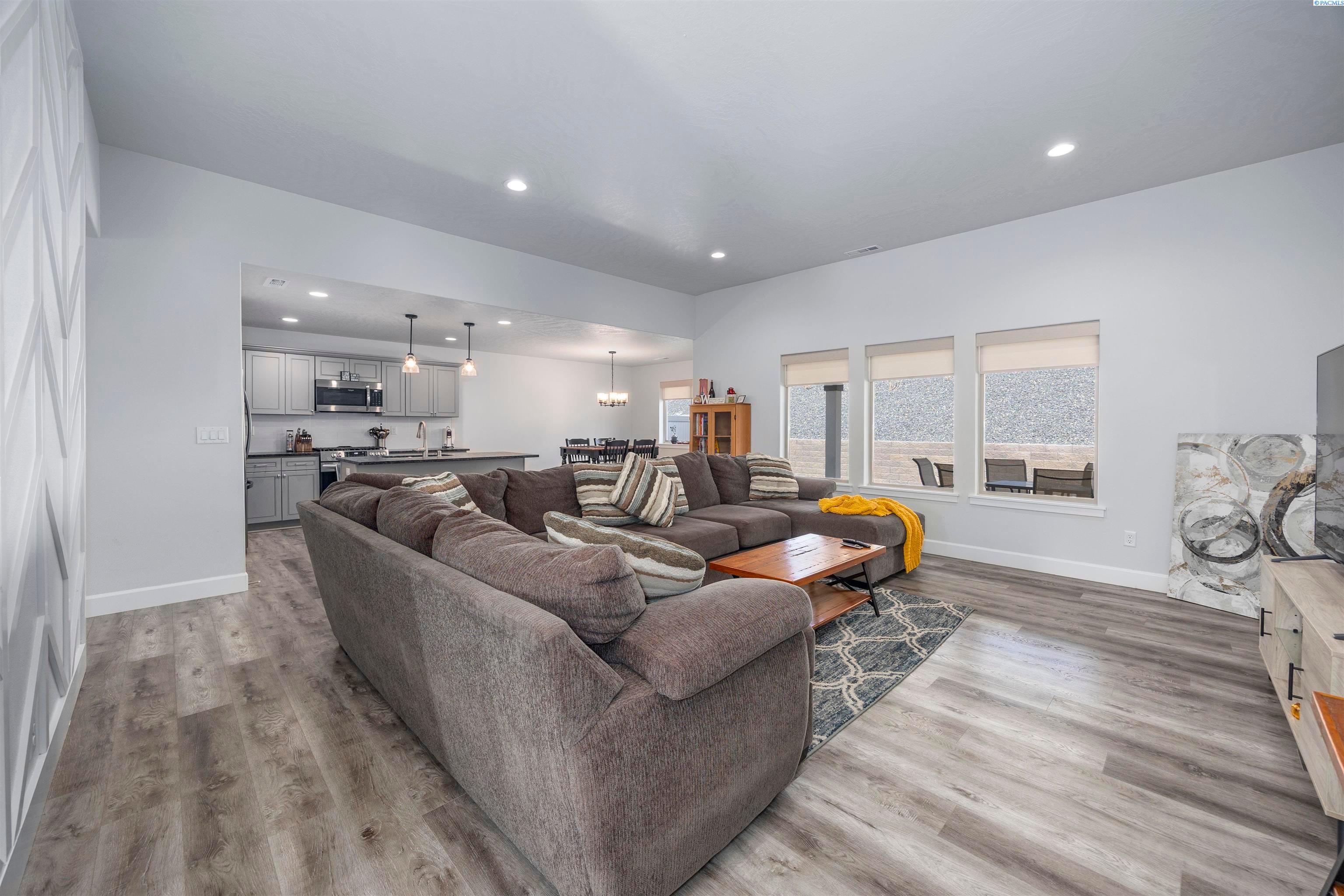 Kennewick, Washington, 99338, United States, 3 Bedrooms Bedrooms, ,2 BathroomsBathrooms,Residential,For Sale,1943089