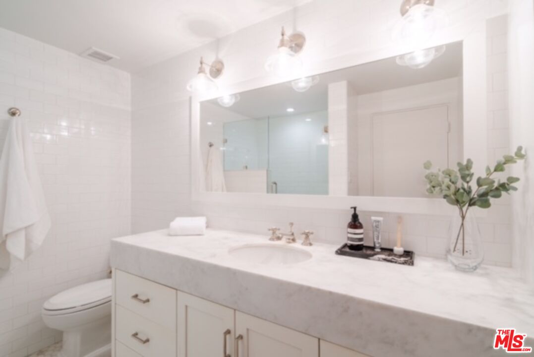 West Hollywood, California, 90069, United States, 1 Bedroom Bedrooms, ,1 BathroomBathrooms,Residential,For Sale,1891837