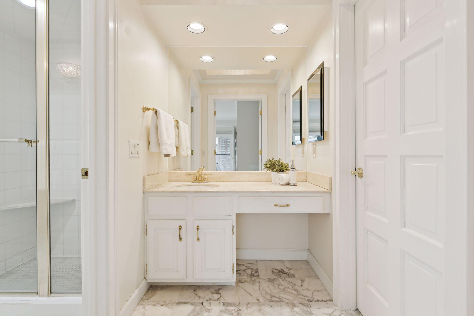 Minneapolis, Minnesota, 55403, United States, 2 Bedrooms Bedrooms, ,1 BathroomBathrooms,Residential,For Sale,1829145