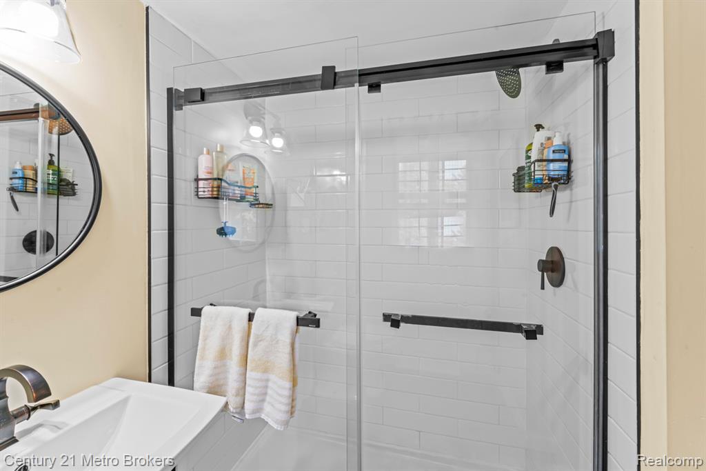 Lapeer, Michigan, 48446, United States, 4 Bedrooms Bedrooms, ,3 BathroomsBathrooms,Residential,For Sale,1982029