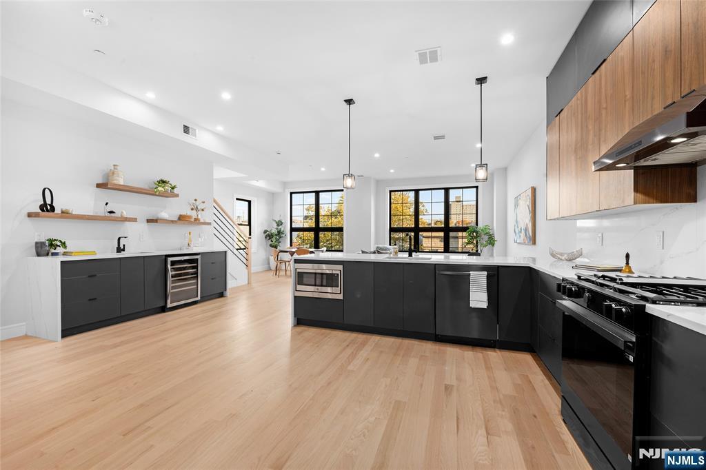 Jersey City, New Jersey, 07306, United States, 2 Bedrooms Bedrooms, ,2 BathroomsBathrooms,Residential,For Sale,1994666