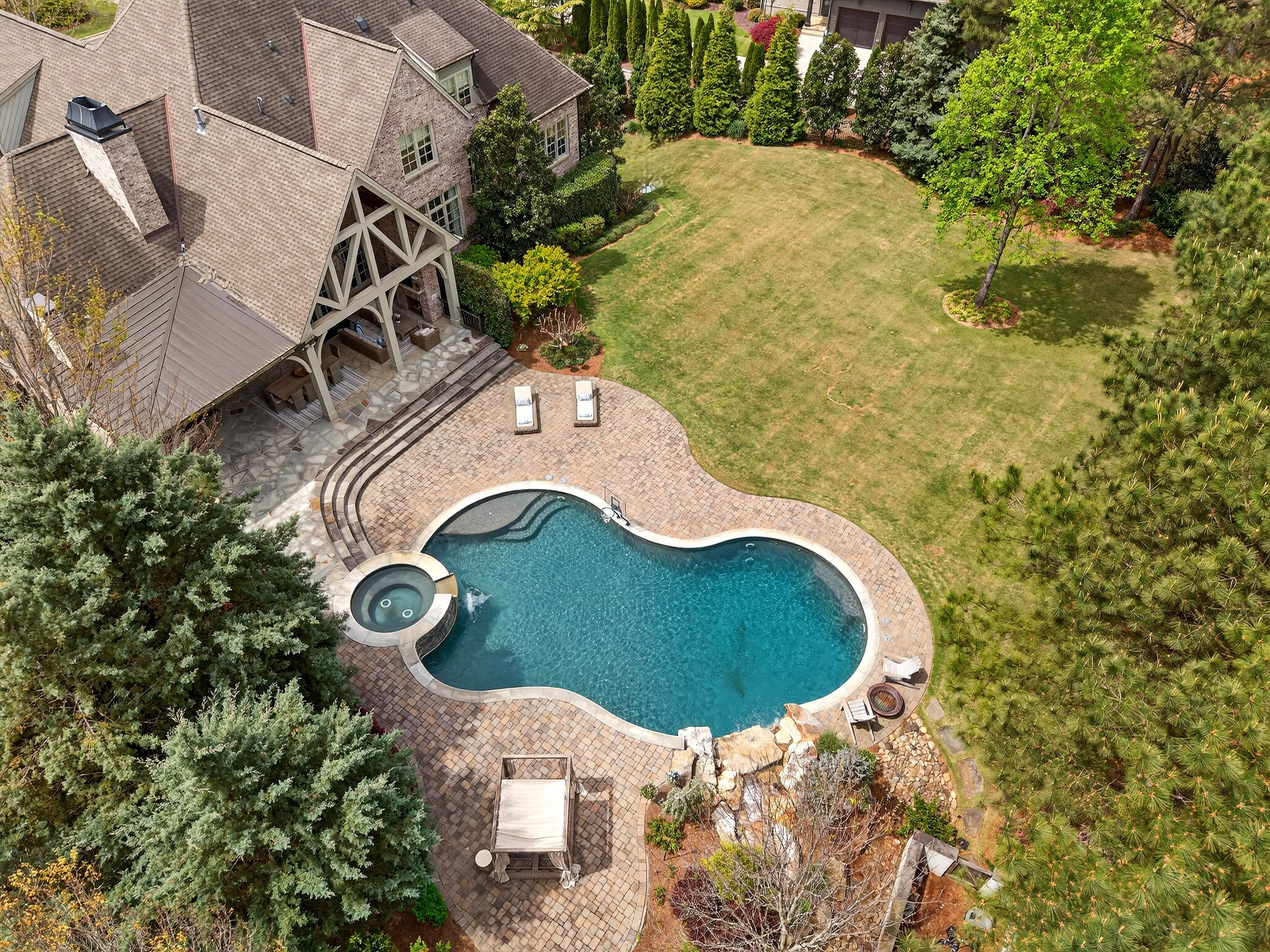  Experience Luxury in One of Georgia’s Most Prestigious Gated Golf Communities - 物件實景