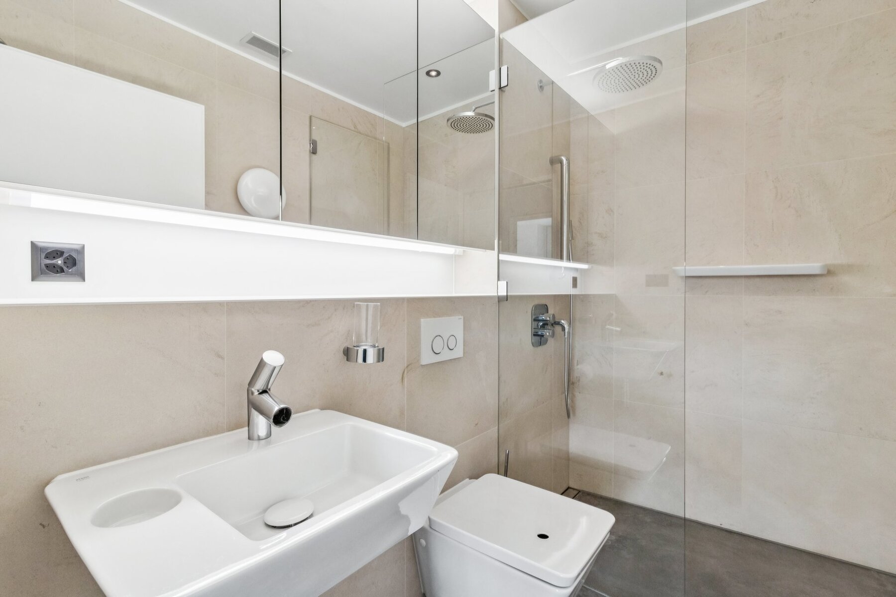  Löwenbräu-Area- Black-Tower Apartment/Office - 物件實景