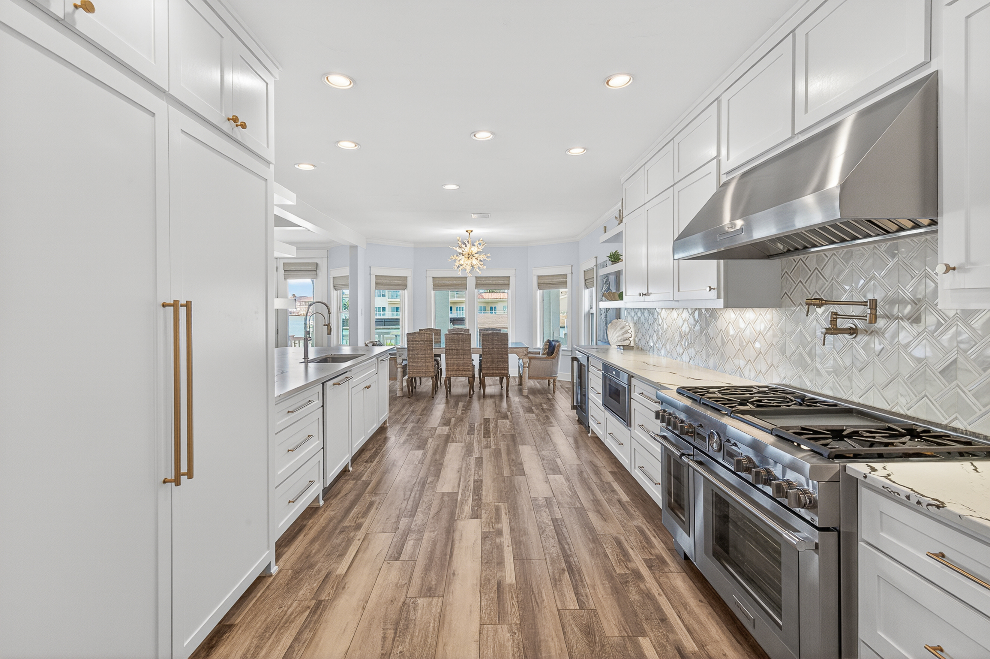  Canal-Front Estate in Island Moorings - 物件實景