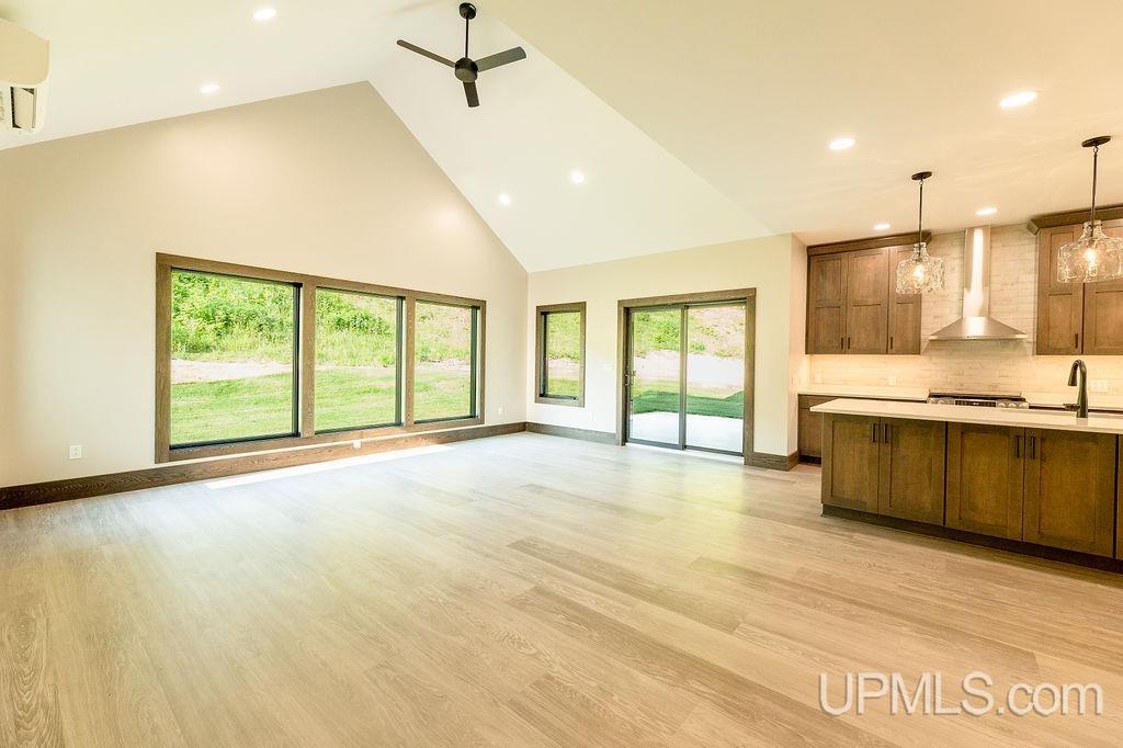 Houghton, Michigan, 49931, United States, 3 Bedrooms Bedrooms, ,3 BathroomsBathrooms,Residential,For Sale,1826025