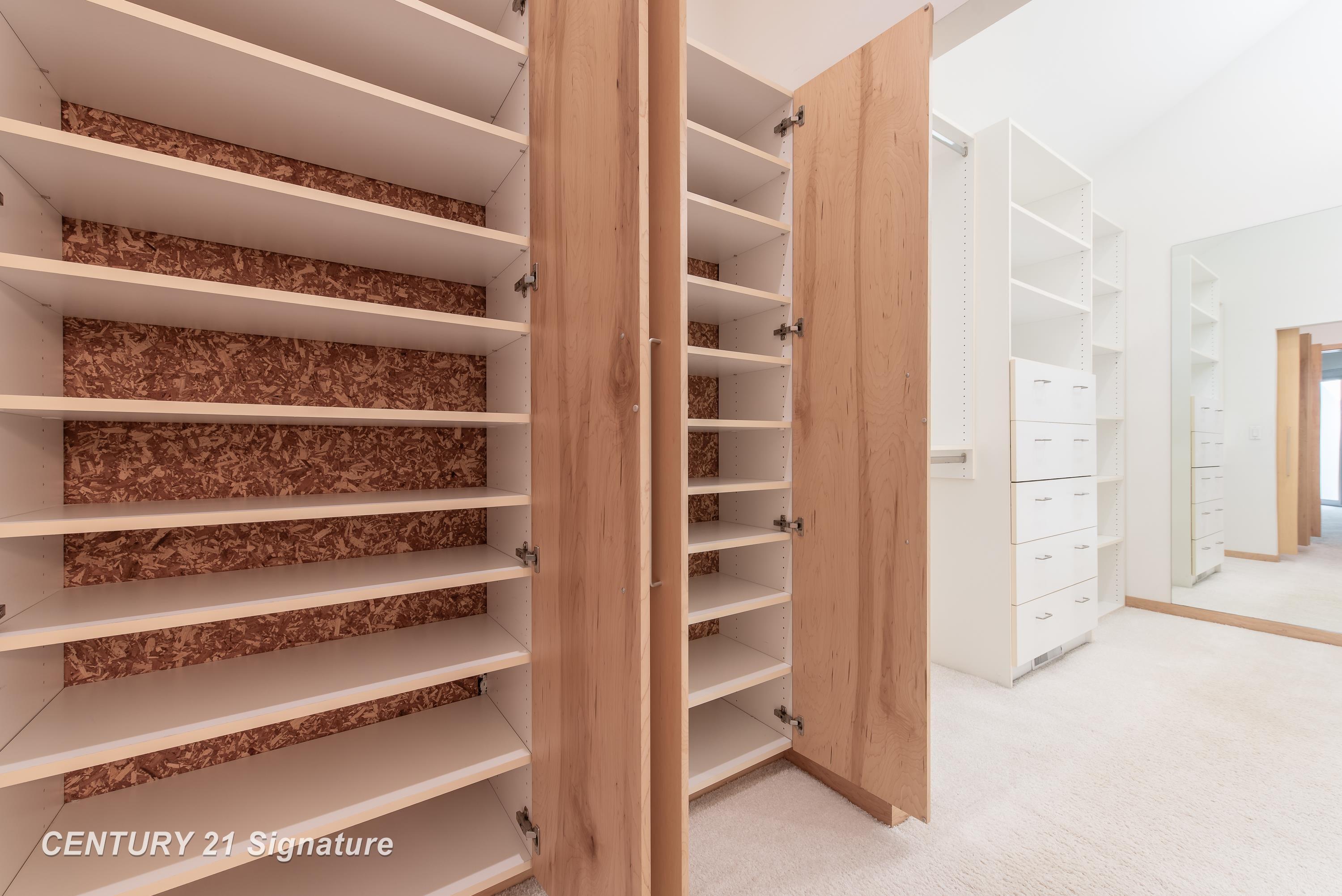 Midland, Michigan, 48642, United States, 4 Bedrooms Bedrooms, ,5 BathroomsBathrooms,Residential,For Sale,1979338