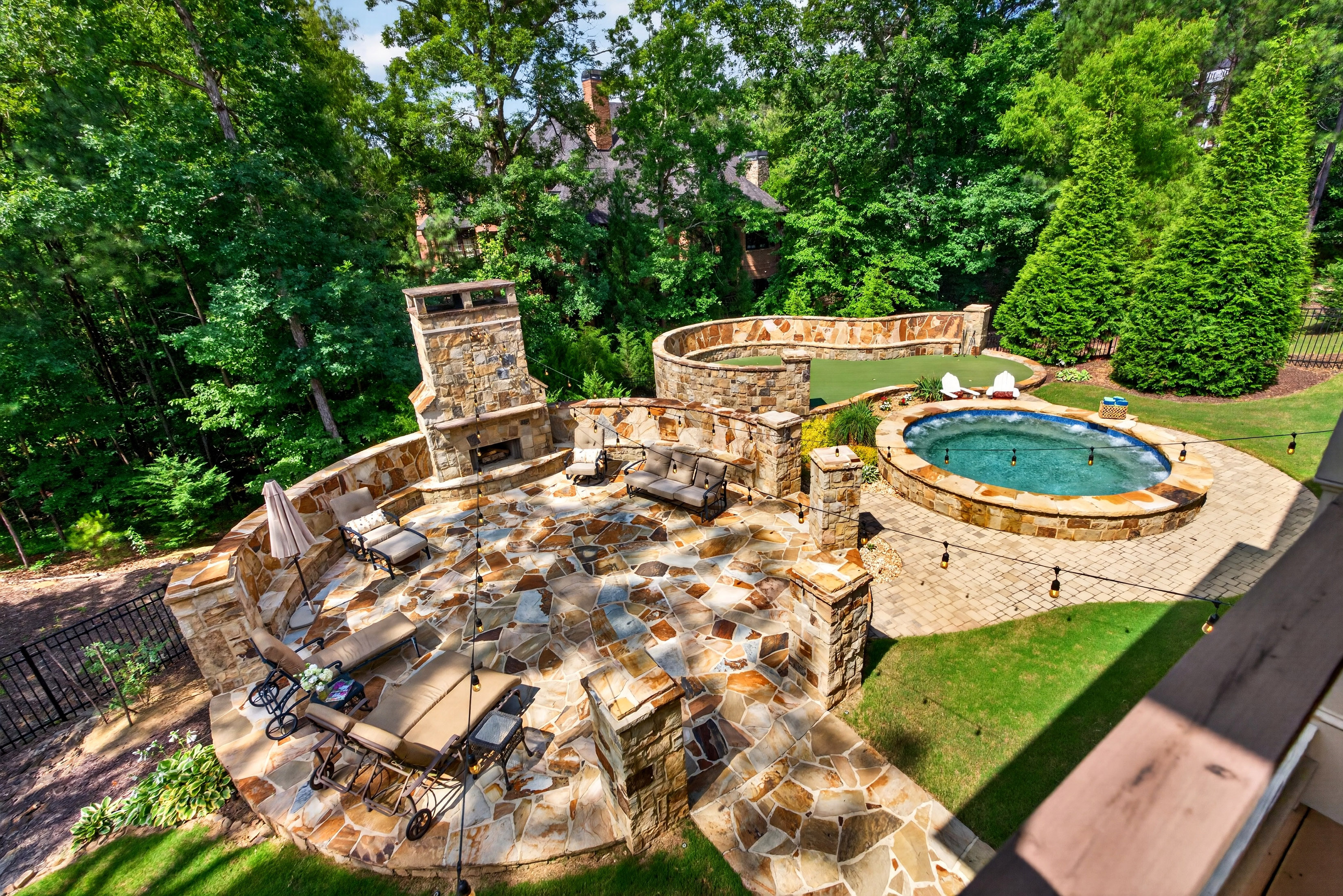  Experience Refined Estate Living in this Exceptional All-Brick and Stone Ranch - 物件實景