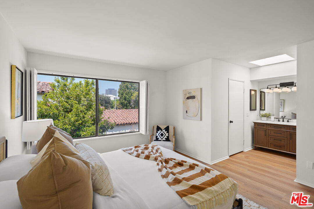 Los Angeles, California, 90025, United States, 2 Bedrooms Bedrooms, ,3 BathroomsBathrooms,Residential,For Sale,1940642
