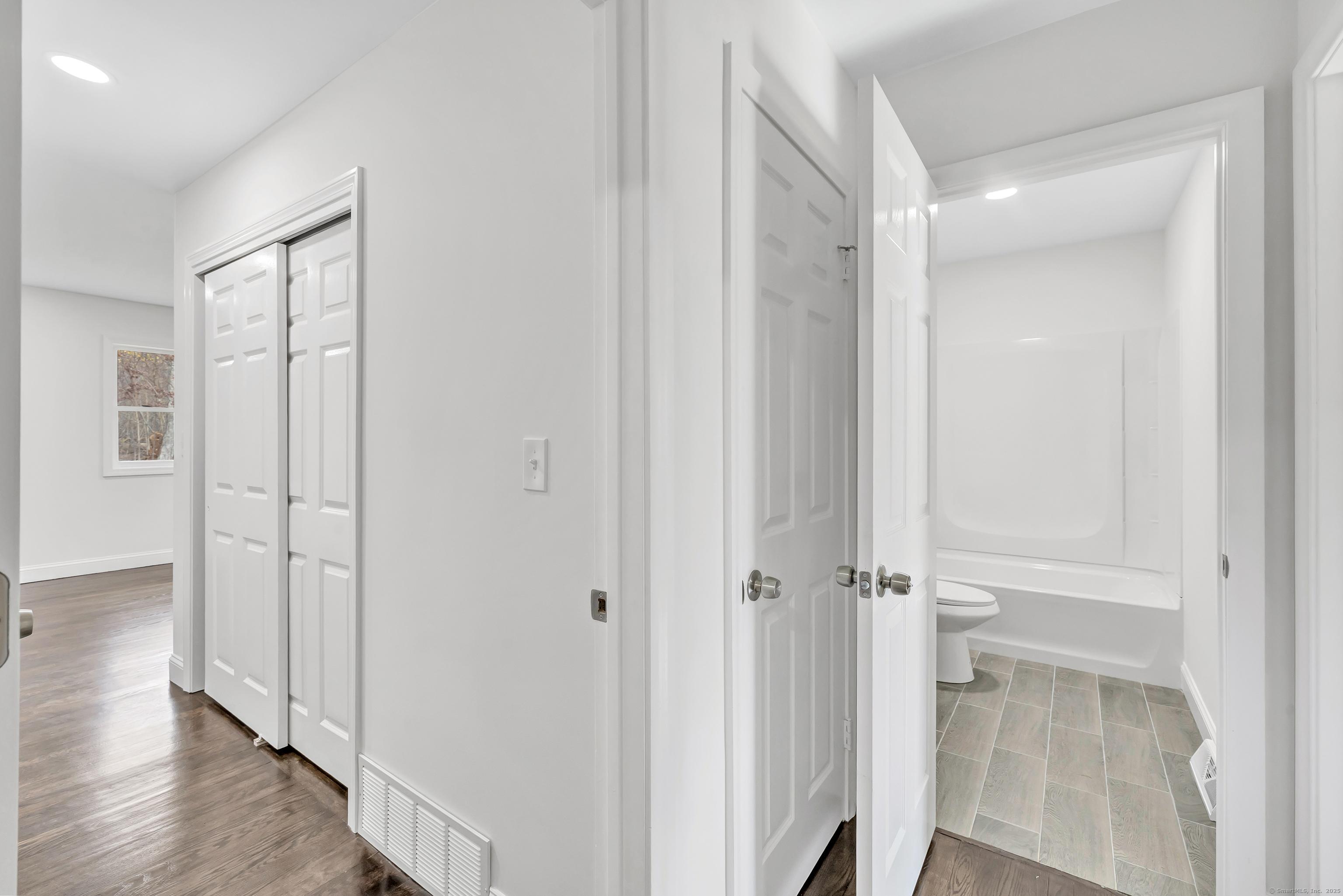 Hamden, Connecticut, 06518, United States, 3 Bedrooms Bedrooms, ,2 BathroomsBathrooms,Residential,For Sale,1987116