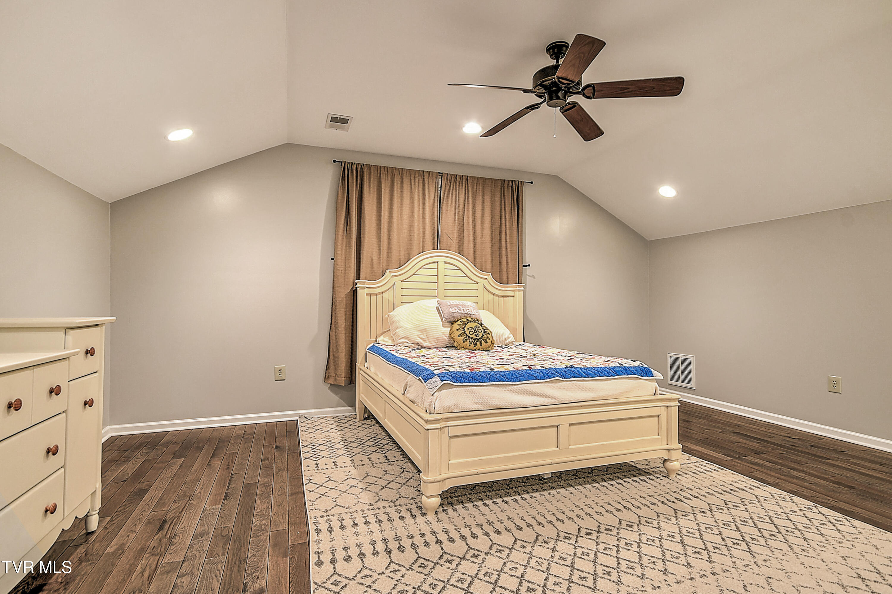 Jonesborough, Tennessee, 37659, United States, 6 Bedrooms Bedrooms, ,6 BathroomsBathrooms,Residential,For Sale,2011777