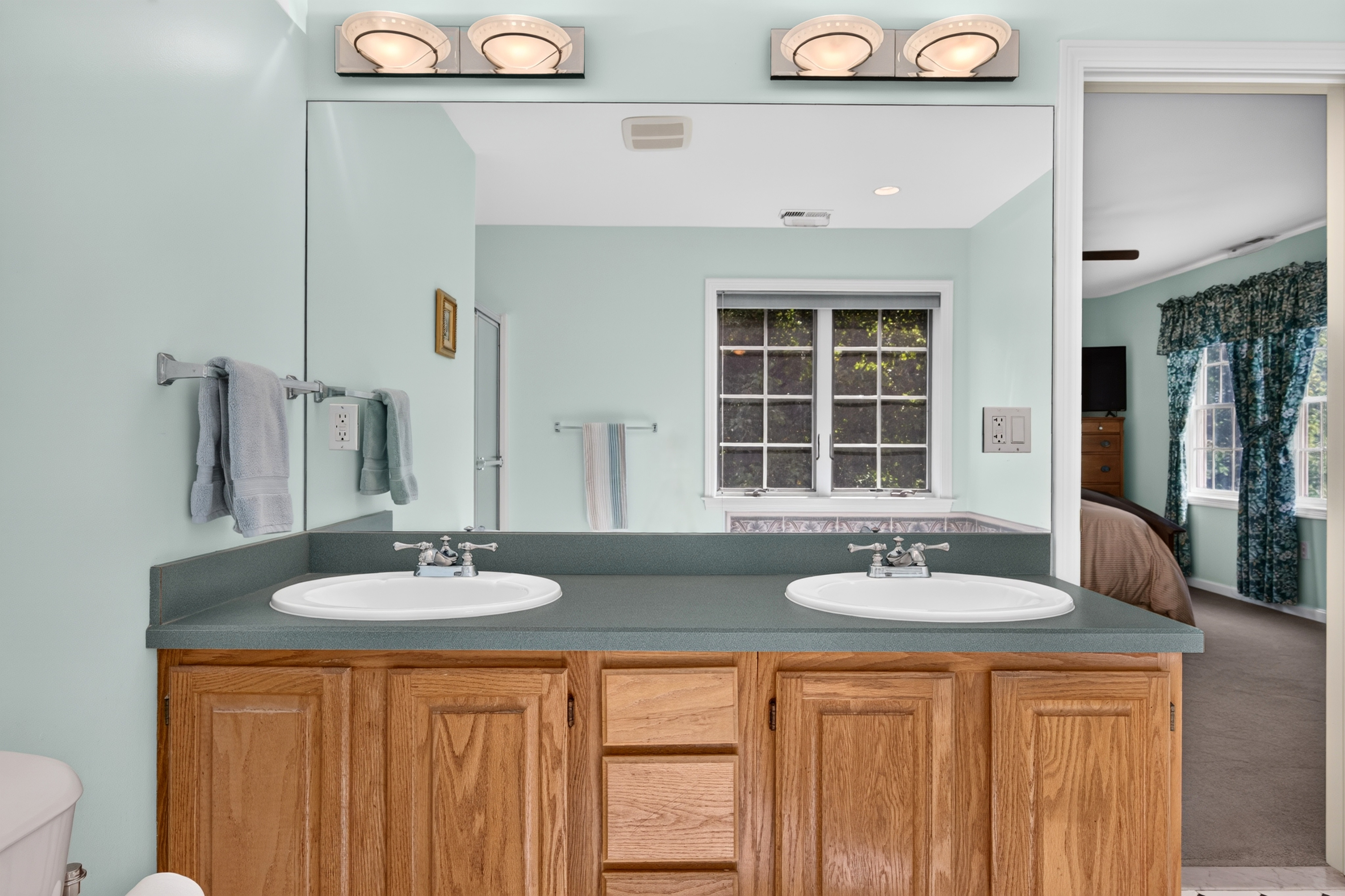  Classic Custom Colonial on Over 2 Private Acres - 物件實景