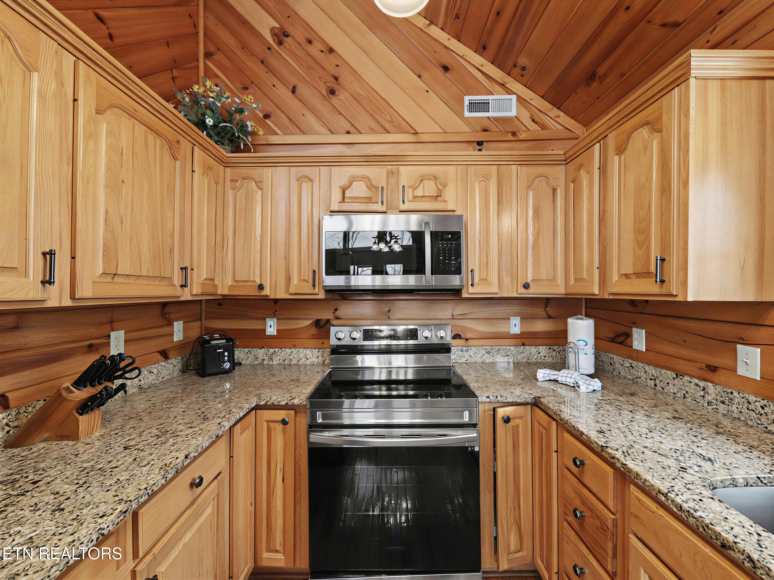 Sevierville, Tennessee, 37862, United States, 2 Bedrooms Bedrooms, ,2 BathroomsBathrooms,Residential,For Sale,2027431
