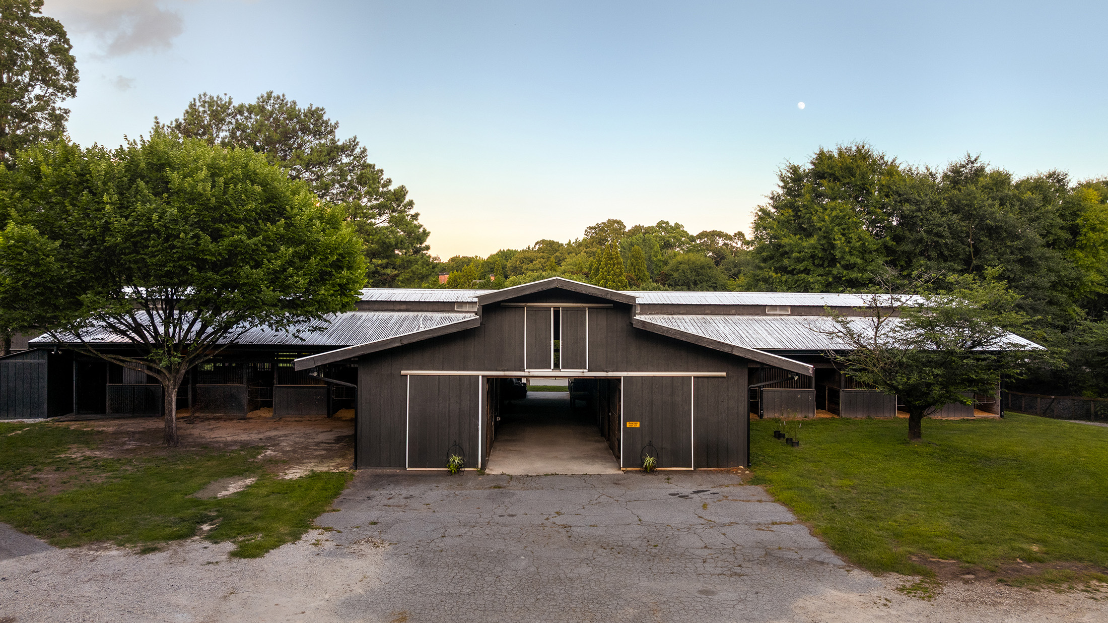  Rare Equestrian Facility with Prestigious Address - 物件實景