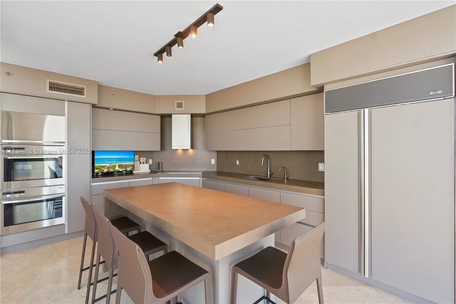 Sunny Isles Beach, Florida, 33160, United States, 3 Bedrooms Bedrooms, ,5 BathroomsBathrooms,Residential,For Sale,1796970