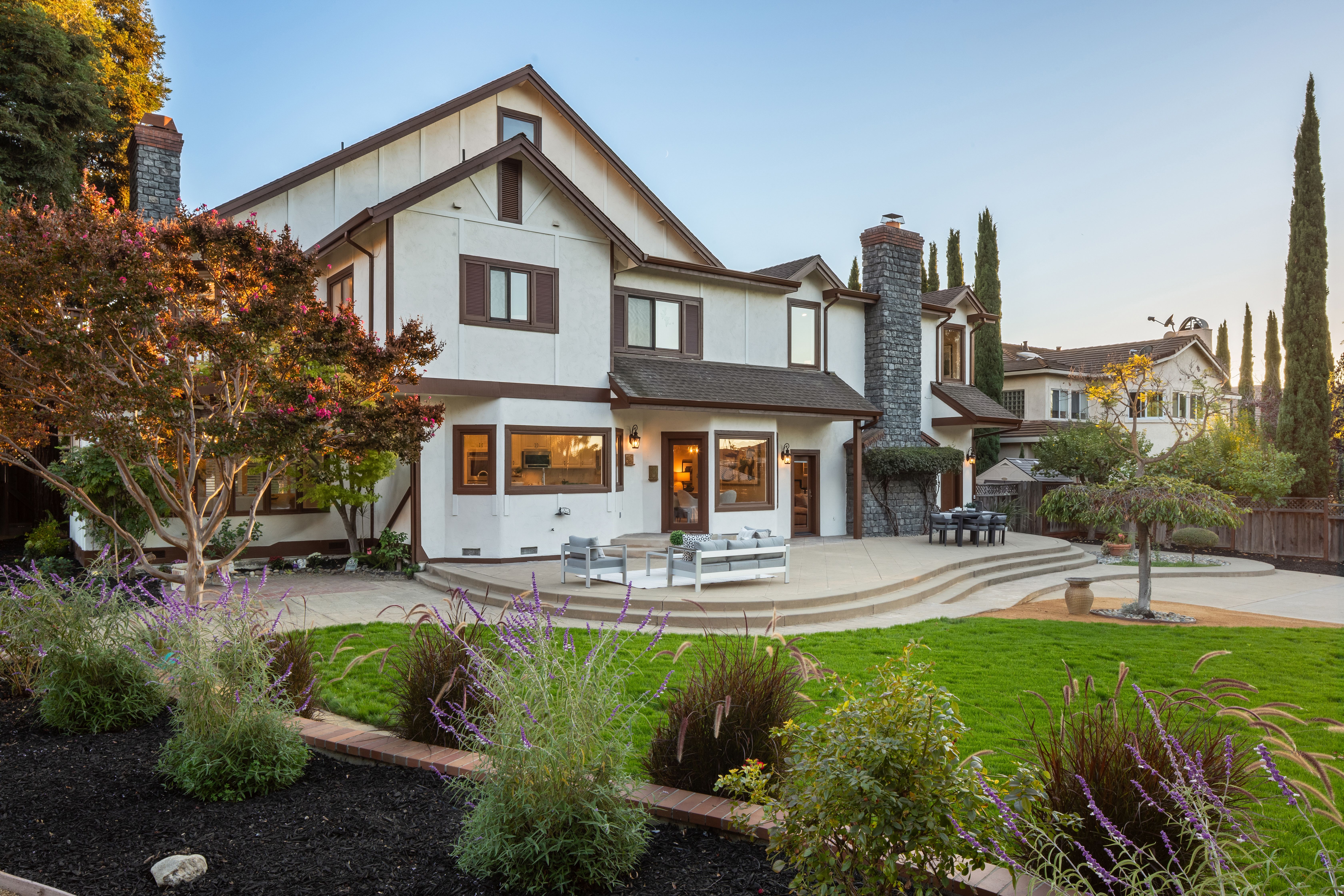  Grand Tudor Estate Offering Luxury Living in Gated Vineyard Heights - 物件實景