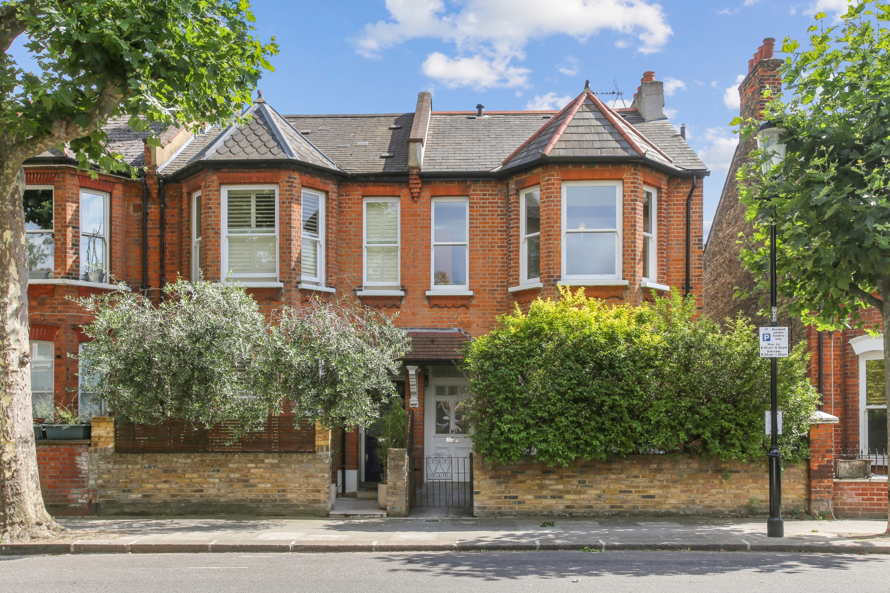 A beautiful four bedroom family house in Notting Hill 