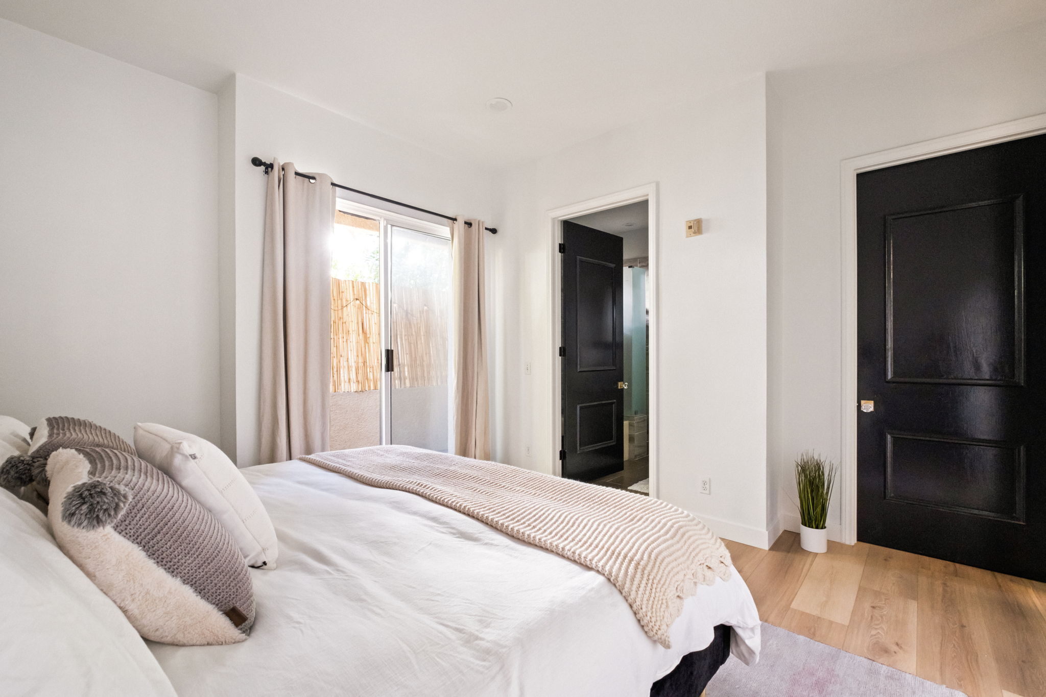  4943 Rosewood Ave - 物件實景