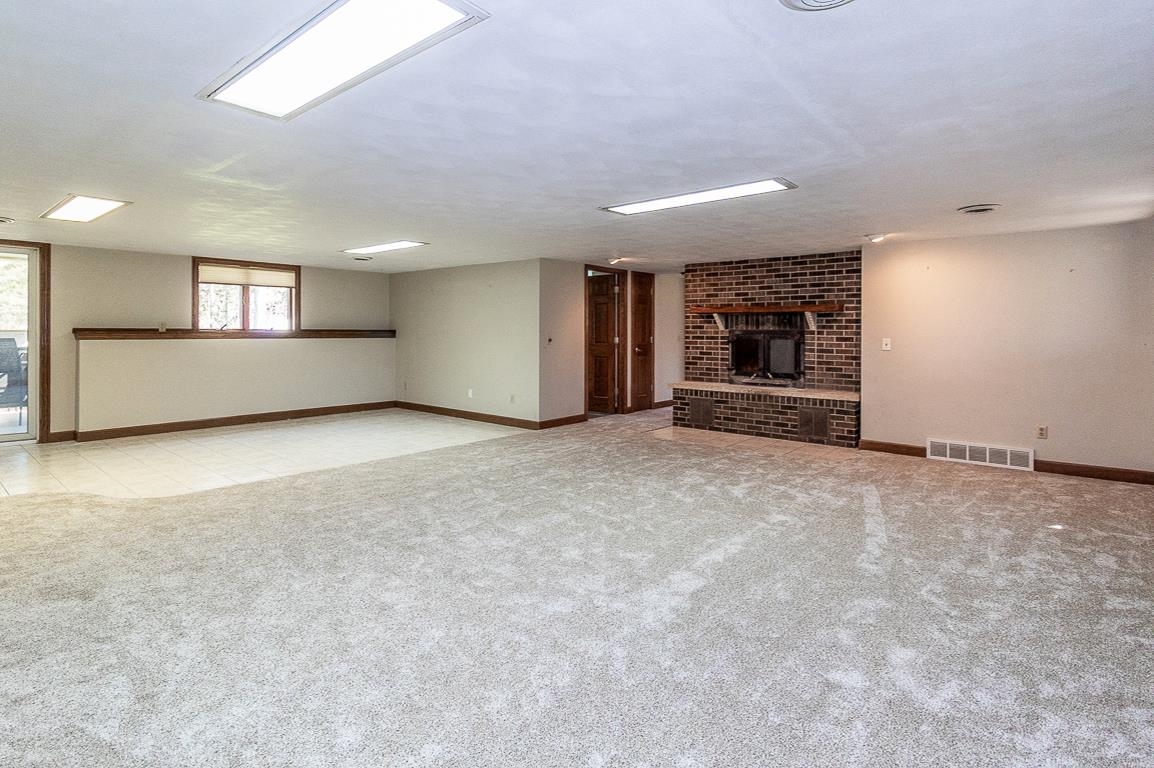 New London, Wisconsin, 54961-8021, United States, 4 Bedrooms Bedrooms, ,2 BathroomsBathrooms,Residential,For Sale,1984435