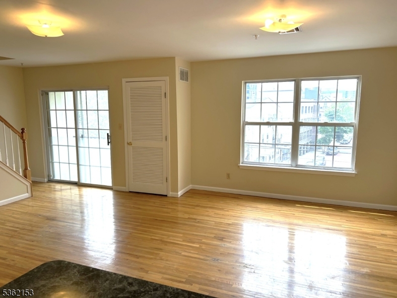Newark City, New Jersey, 07105, United States, 2 Bedrooms Bedrooms, ,3 BathroomsBathrooms,Residential,For Sale,1849071