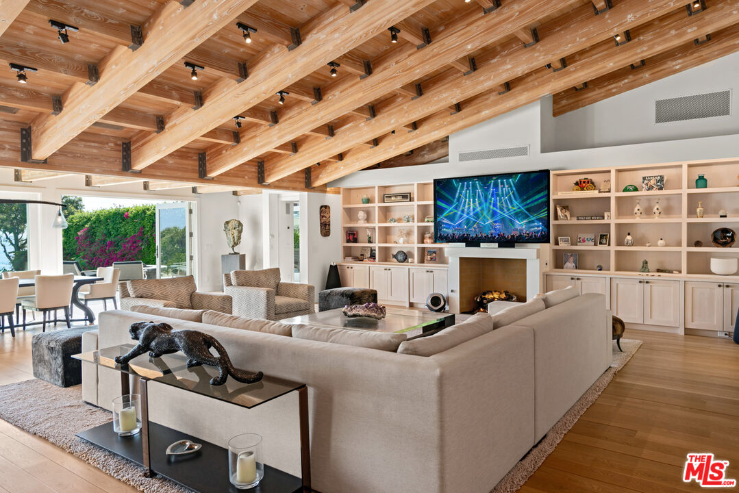 Malibu, California, 90265, United States, 4 Bedrooms Bedrooms, ,4 BathroomsBathrooms,Residential,For Sale,1970476