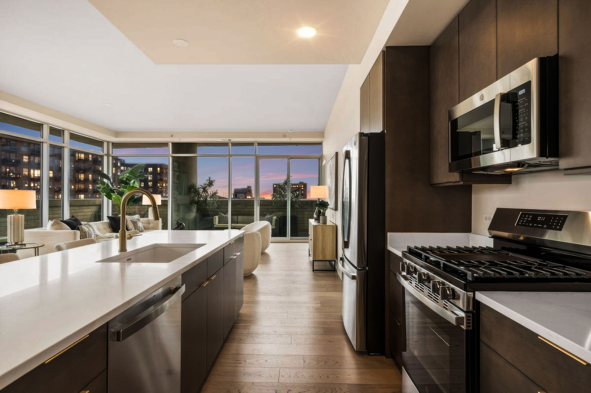 Arguably One of the Finest Condominium Opportunities Under $900,000 in Downtown - 物件實景