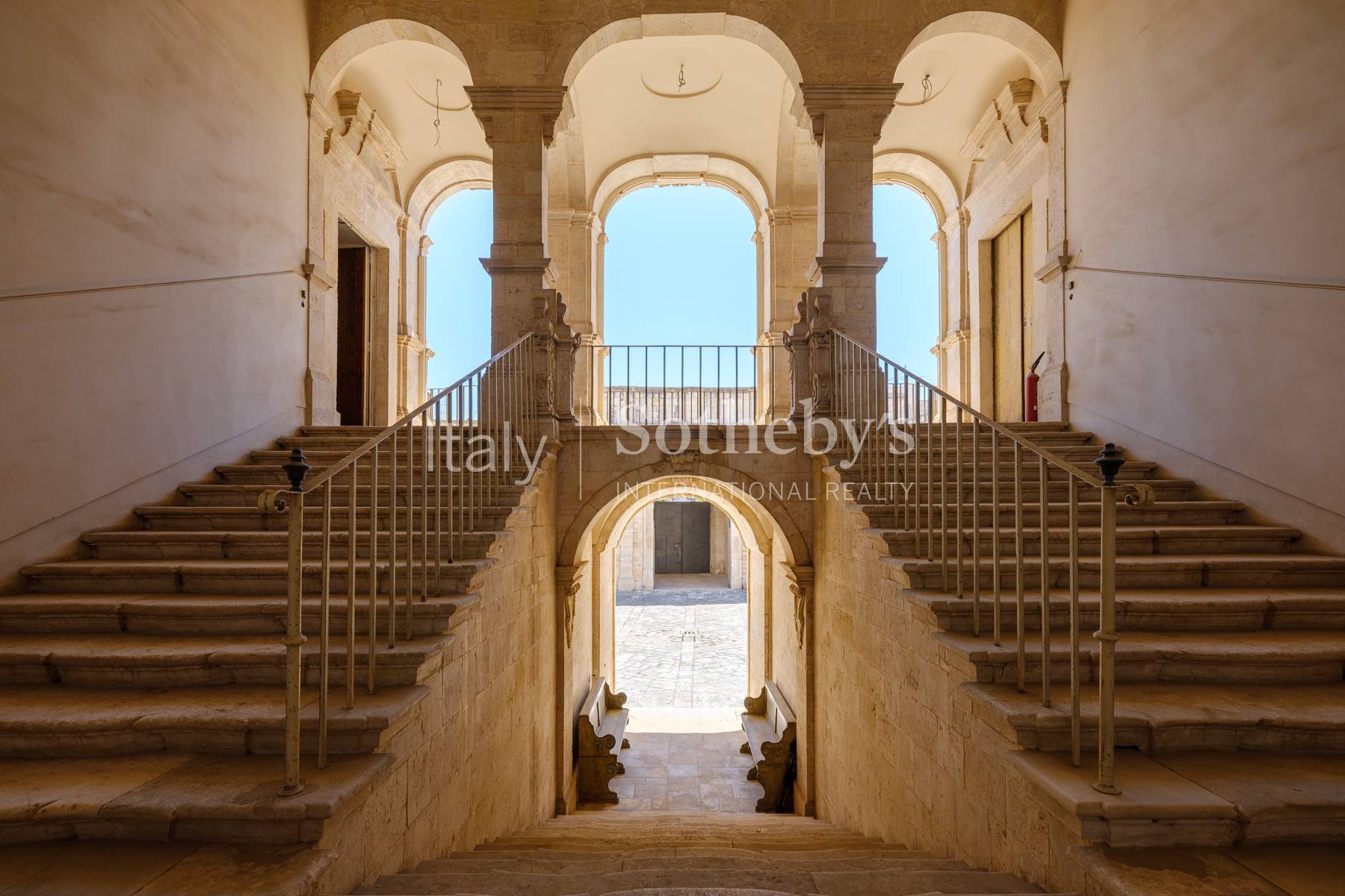  Baroque castle with gardens in ancient village - 物件實景