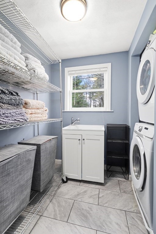 Saugus, Massachusetts, 01906, United States, 3 Bedrooms Bedrooms, ,3 BathroomsBathrooms,Residential,For Sale,1931049