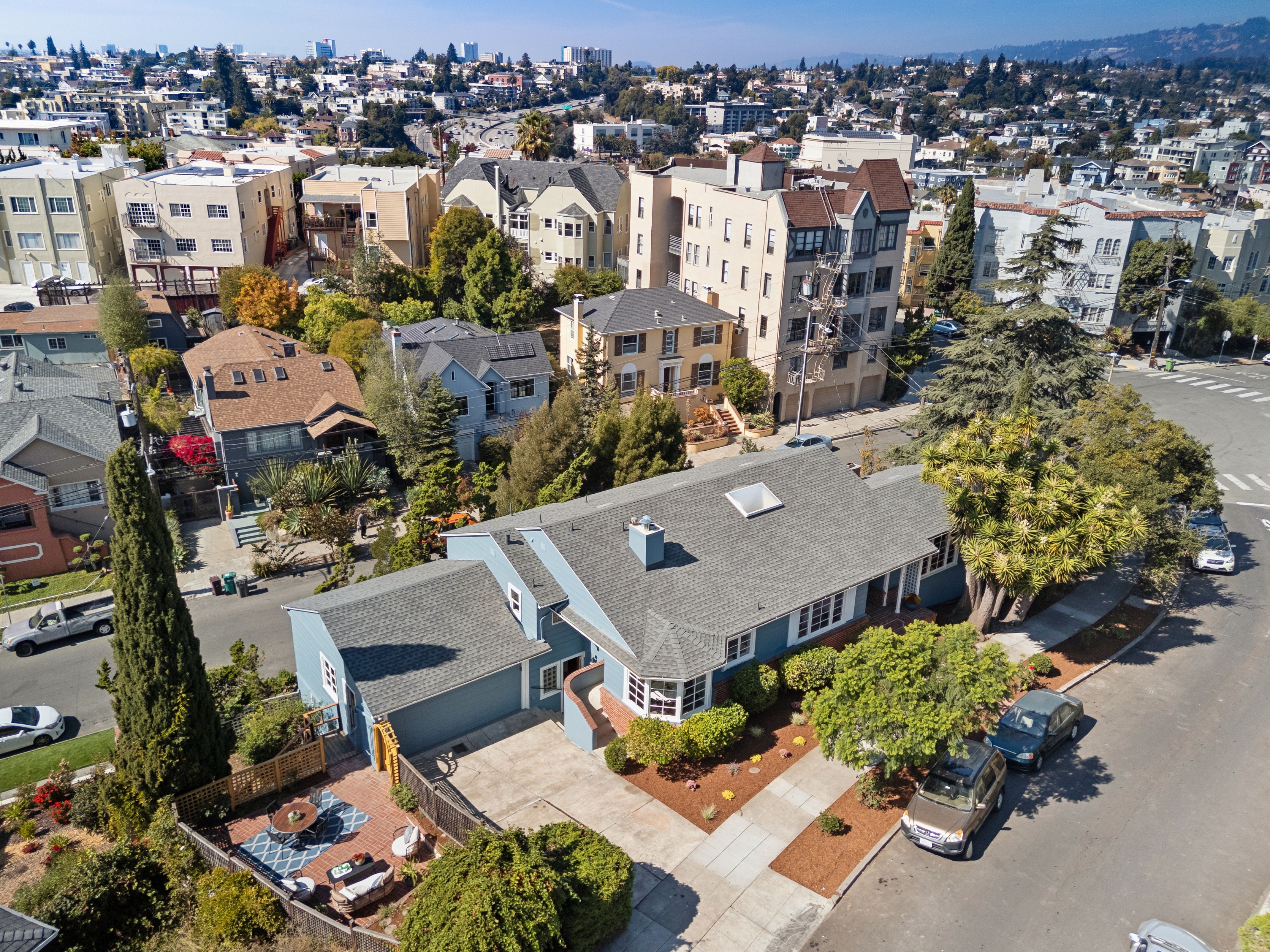  Spacious Corner-Lot Residence Offering Flexible Living Near Lake Merritt - 物件實景