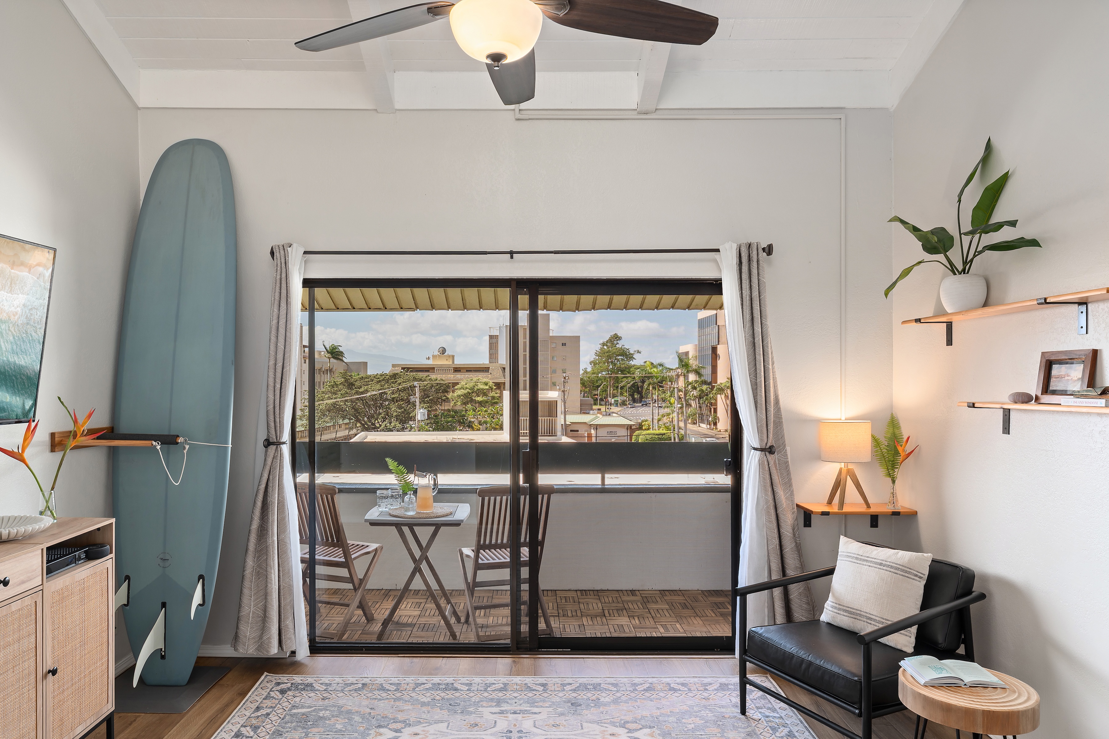  Centrally Located Living with Vaulted Ceilings and Views - 物件實景