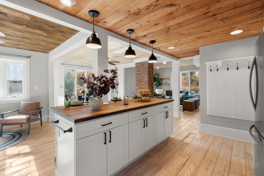 Easton, Massachusetts, 02356, United States, 3 Bedrooms Bedrooms, ,2 BathroomsBathrooms,Residential,For Sale,1988046