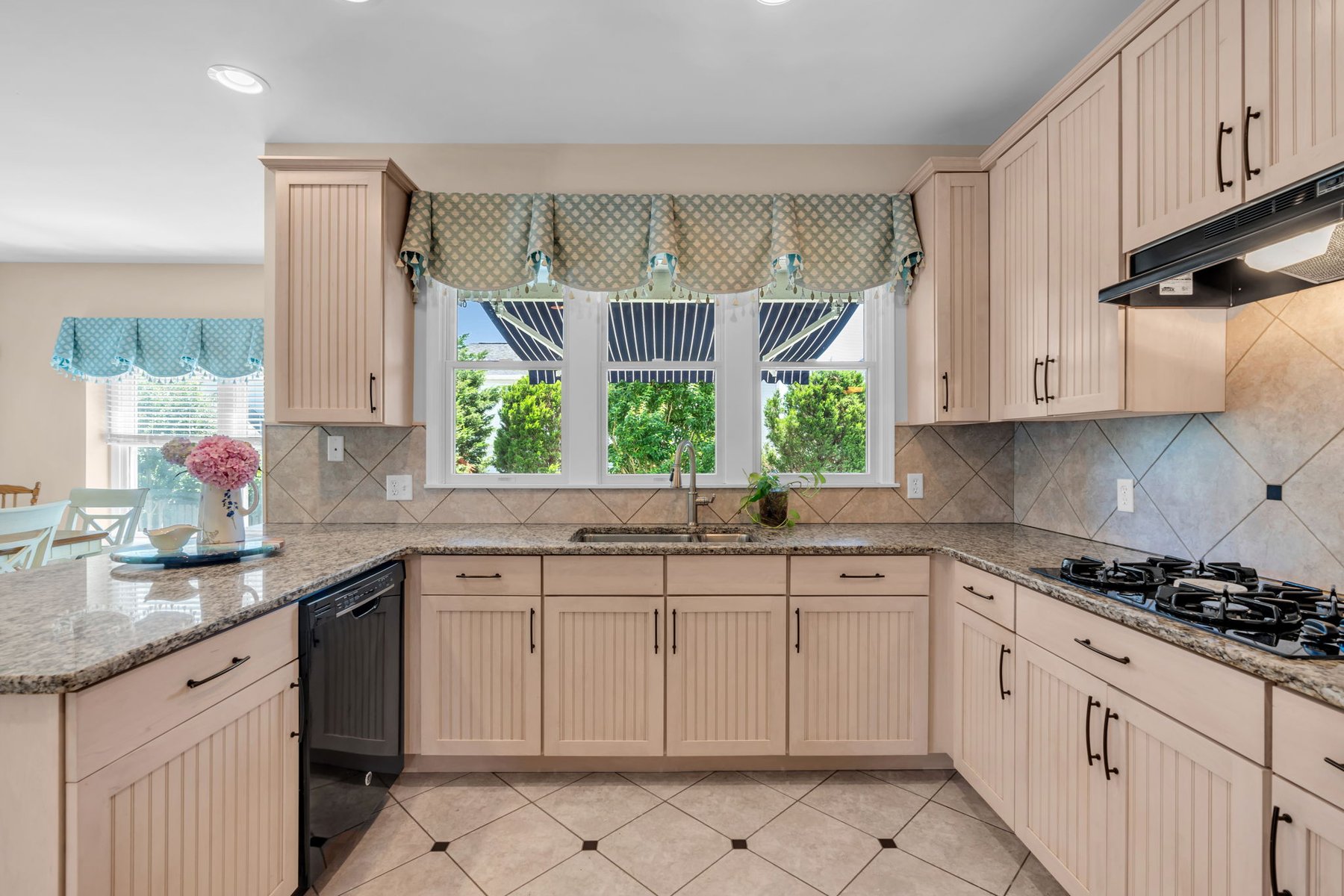  Rare End-Unit Coastal Townhome - 物件實景